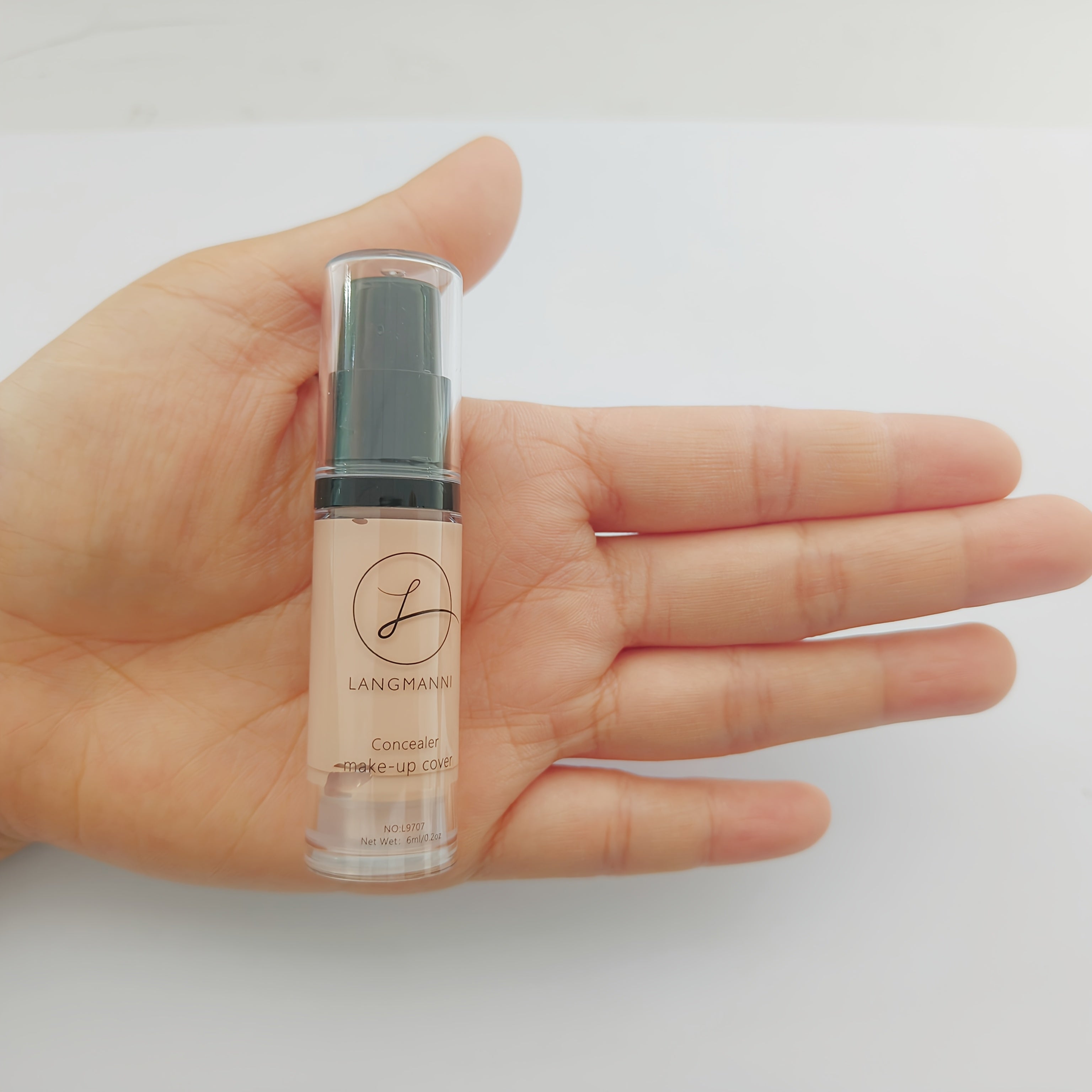 Long-Lasting Concealer with Smooth Finish and 4-Color Powder Base for All Skin Types