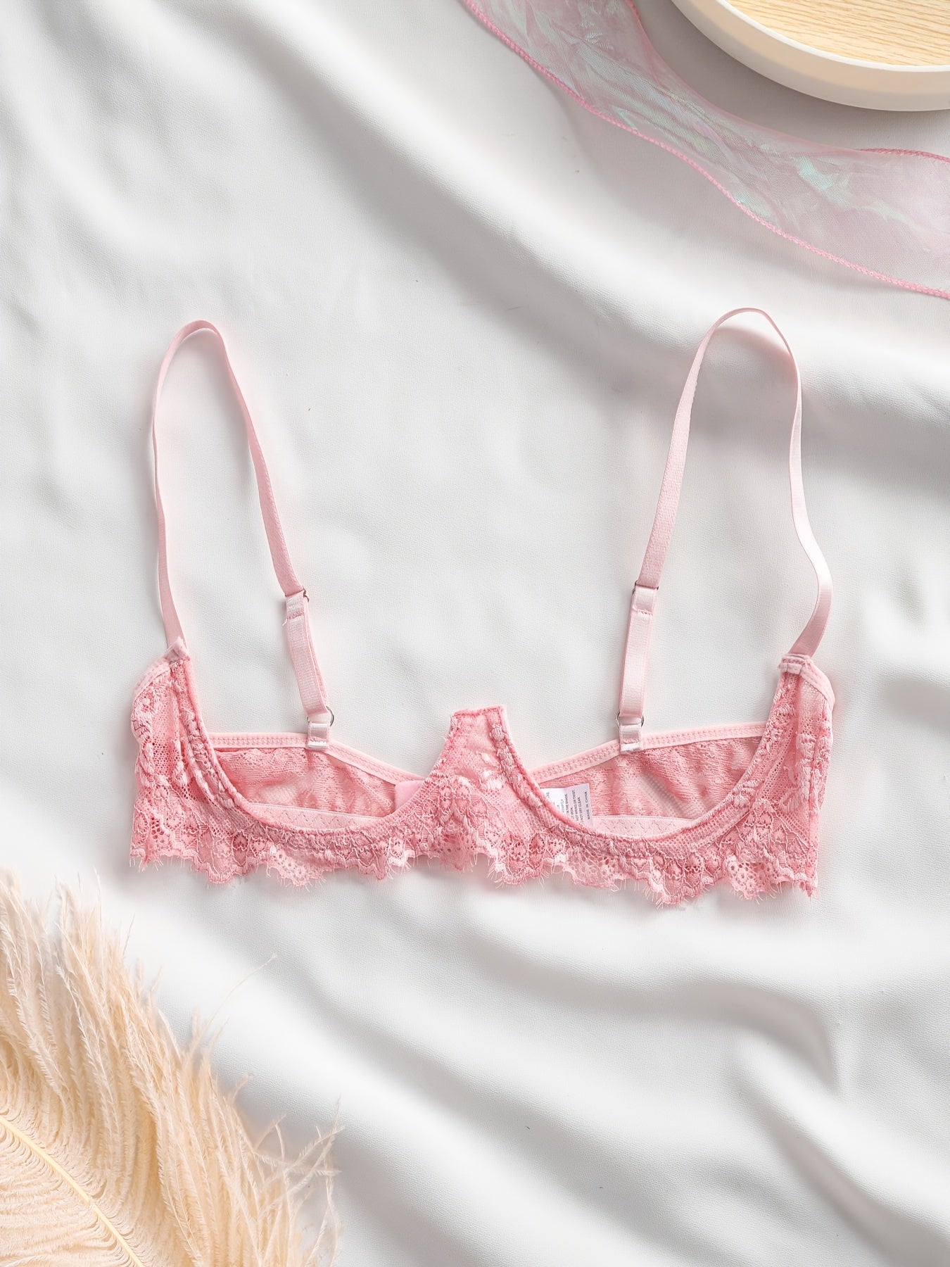 Gul dizayni, nozik kamarlar va orqa qismi ochiq kesimga ega bo'lgan ayollar uchun dantel ichki kiyim to'plami.