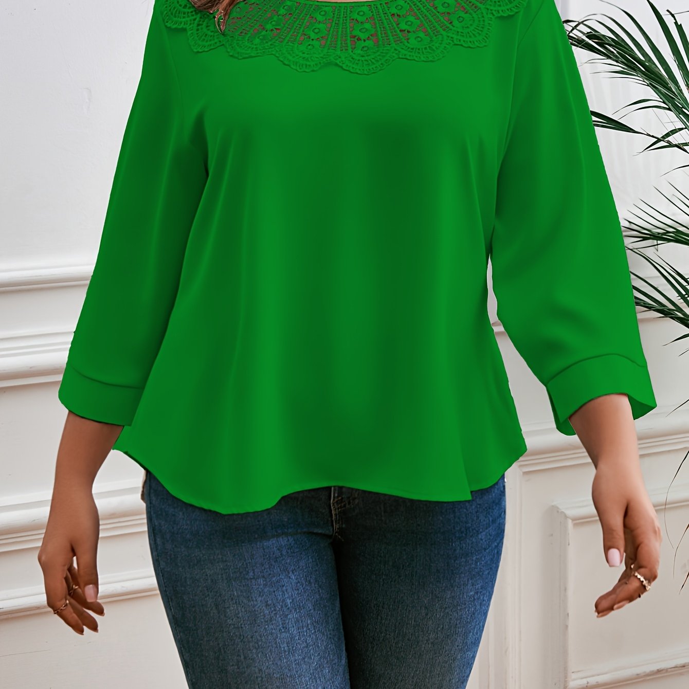 Ayollar uchun nafis krujka bo'yinli bluzka, dantel tafsilotlari bilan, 3/4 uzunlikdagi yenglar, polyester, ozgina cho'ziluvchan, bir rangda, bahor/yaz/kuz uchun - 120g/m² mato og'irligi