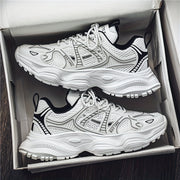 Erkaklar uchun qora qalin krossovkalar, nafas oladigan to'r, mustahkam TPU taglik, tasodifiy va sport kiyimlari uchun zarbani yutuvchi EVA ichki taglik.