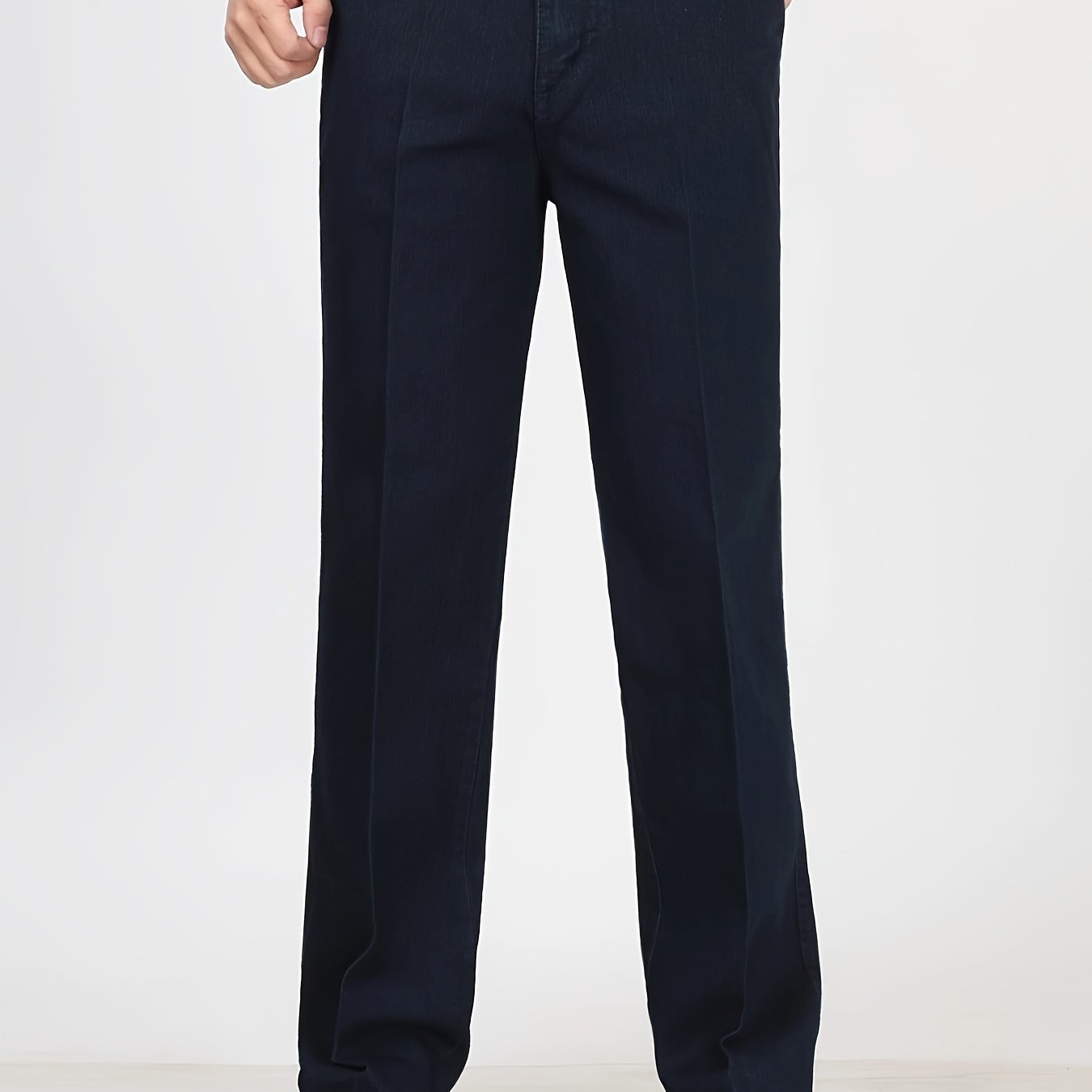 Yozgi ochiq havoda faoliyatlar uchun ideal, cho'kkan denim shimlar, cho'ntaklari bilan.