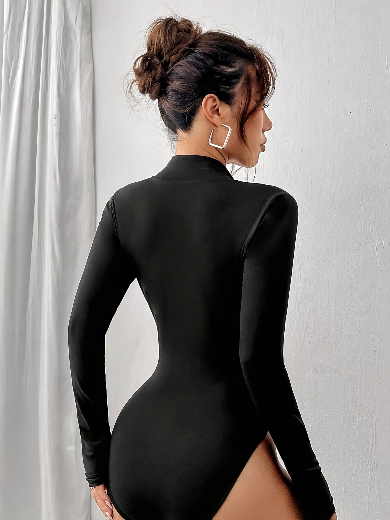 Body de mujer estilo Y2K negro con cremallera, mangas largas y tela elástica