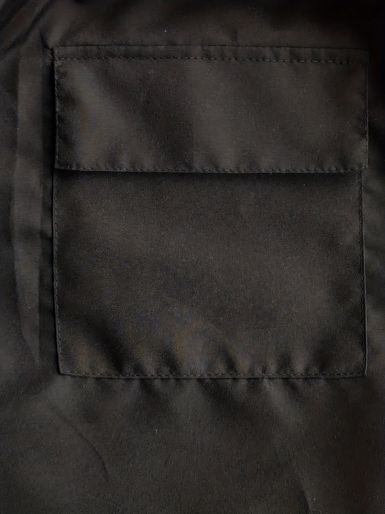 Erkaklar uchun katta o'lchamdagi kesilgan yuk shimlari, fermuarlı cho'ntaklar va keng kesimda.