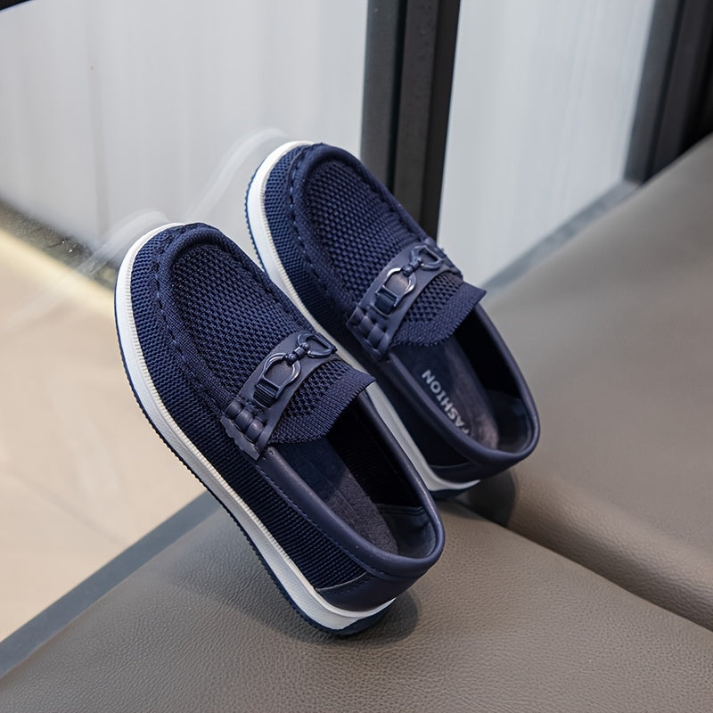 Erkaklar uchun slip-on loafers nafas oladigan mato, engil dizayn, dumaloq barmoq, past yuqori, TPR taglik bilan ajralib turadi. Kundalik va biznes kiyimlari uchun mos bo'lib, minimalist uslubda har kuni qulaylik ta'minlaydi.