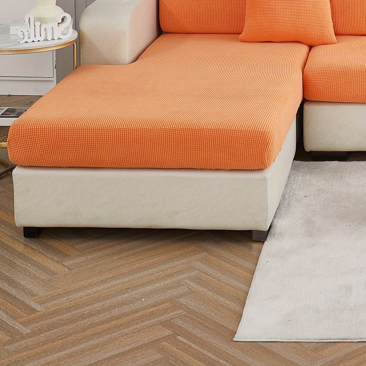 Надежный чехол для дивана защищает мебель от пролитий и пятен.