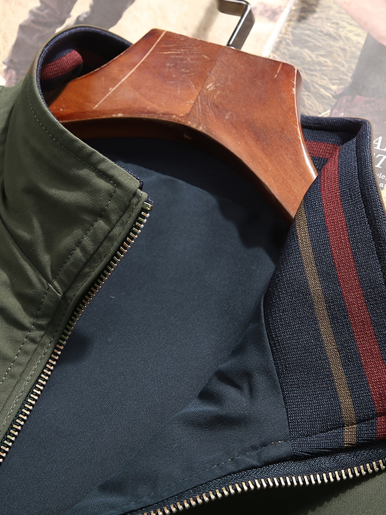 Erkaklar uchun shamol o'tkazmaydigan sport kurtkasi, fermuarlik cho'ntaklar va ribbed manjetlar bilan, kundalik kiyish uchun