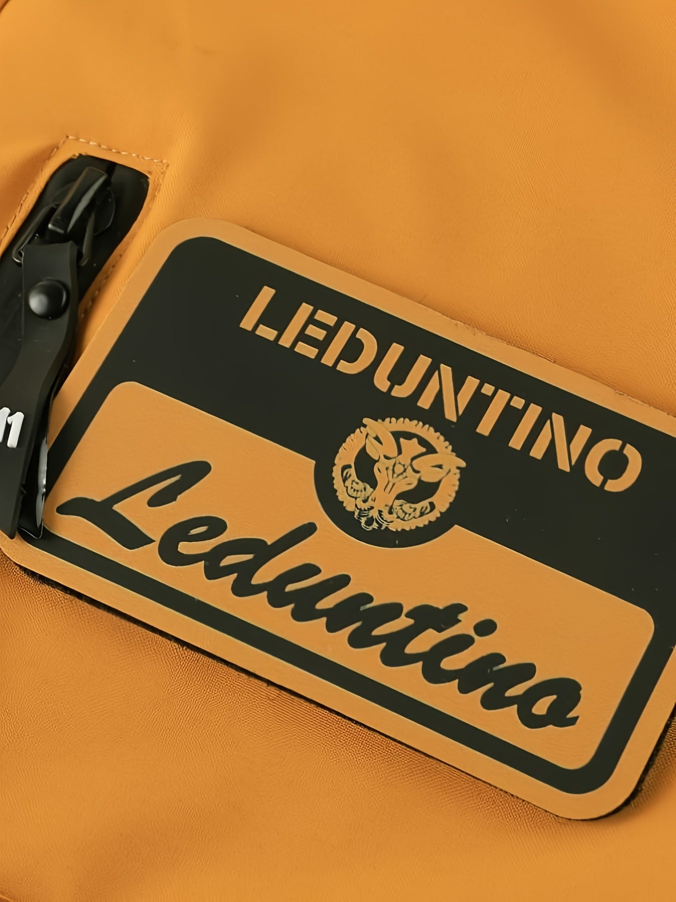 Erkaklar uchun engil shamol o'tkazmaydigan kurtka, suv o'tkazmaydigan va shamol o'tkazmaydigan, ajratiladigan kapyushon bilan, bahor va kuzda ochiq havoda faoliyatlar uchun mukammal.