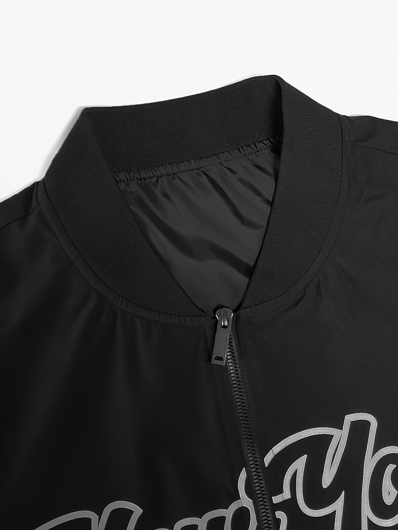 Bir erkaklar uchun tasodifiy bomber kurtkasi 100% engil polyesterdan tayyorlangan, harf bosma, beysbol yaka, uzun yenglar, oddiy kesim, cho'ntaklar va fermuarlı old qismi - kundalik va bo'sh vaqt uchun mos.