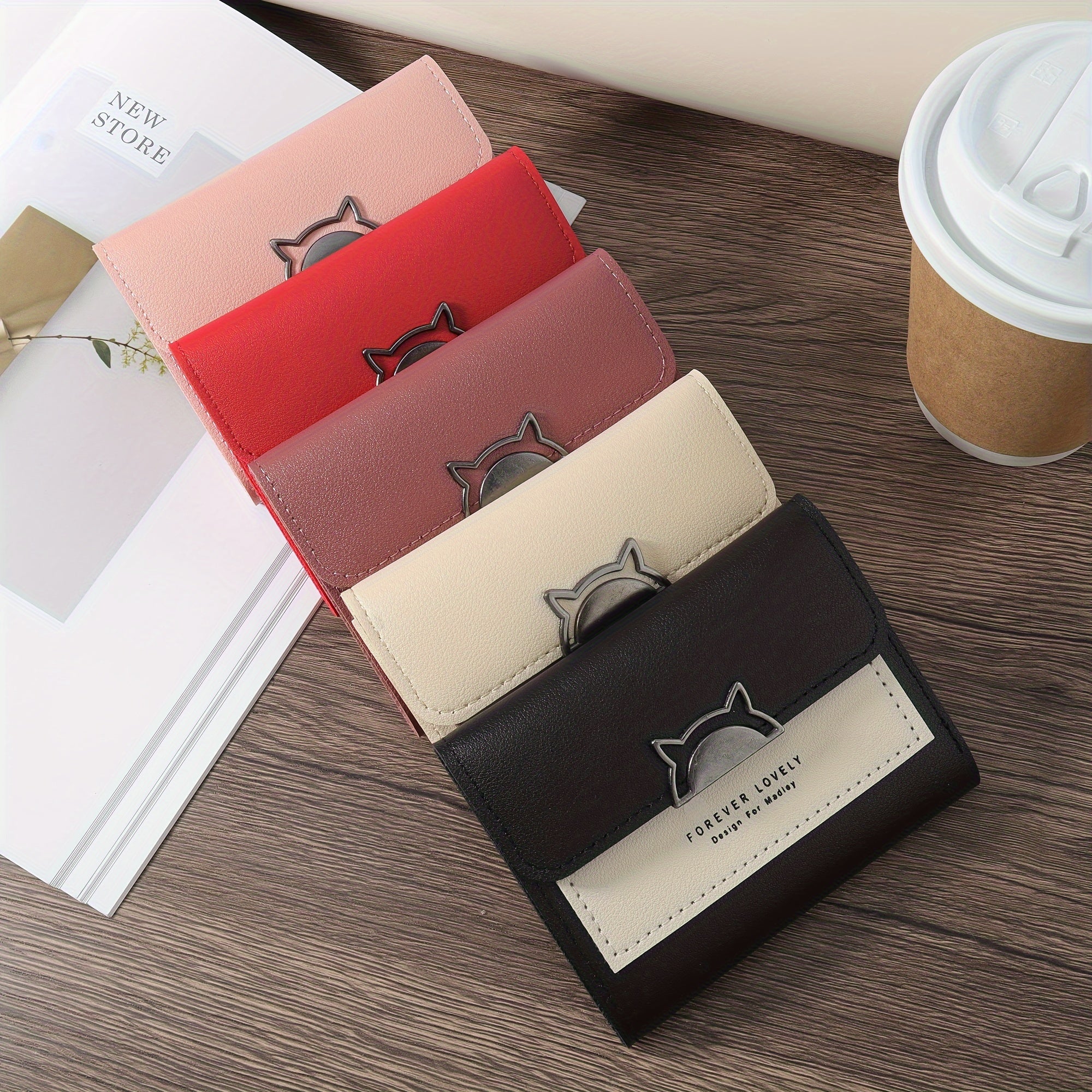 Mushuk metall bezakli, ko'p karta joylari va tangalar uchun cho'ntak bilan ixcham egiluvchan hamyon, qizil, pushti yoki qora ranglarda mavjud.