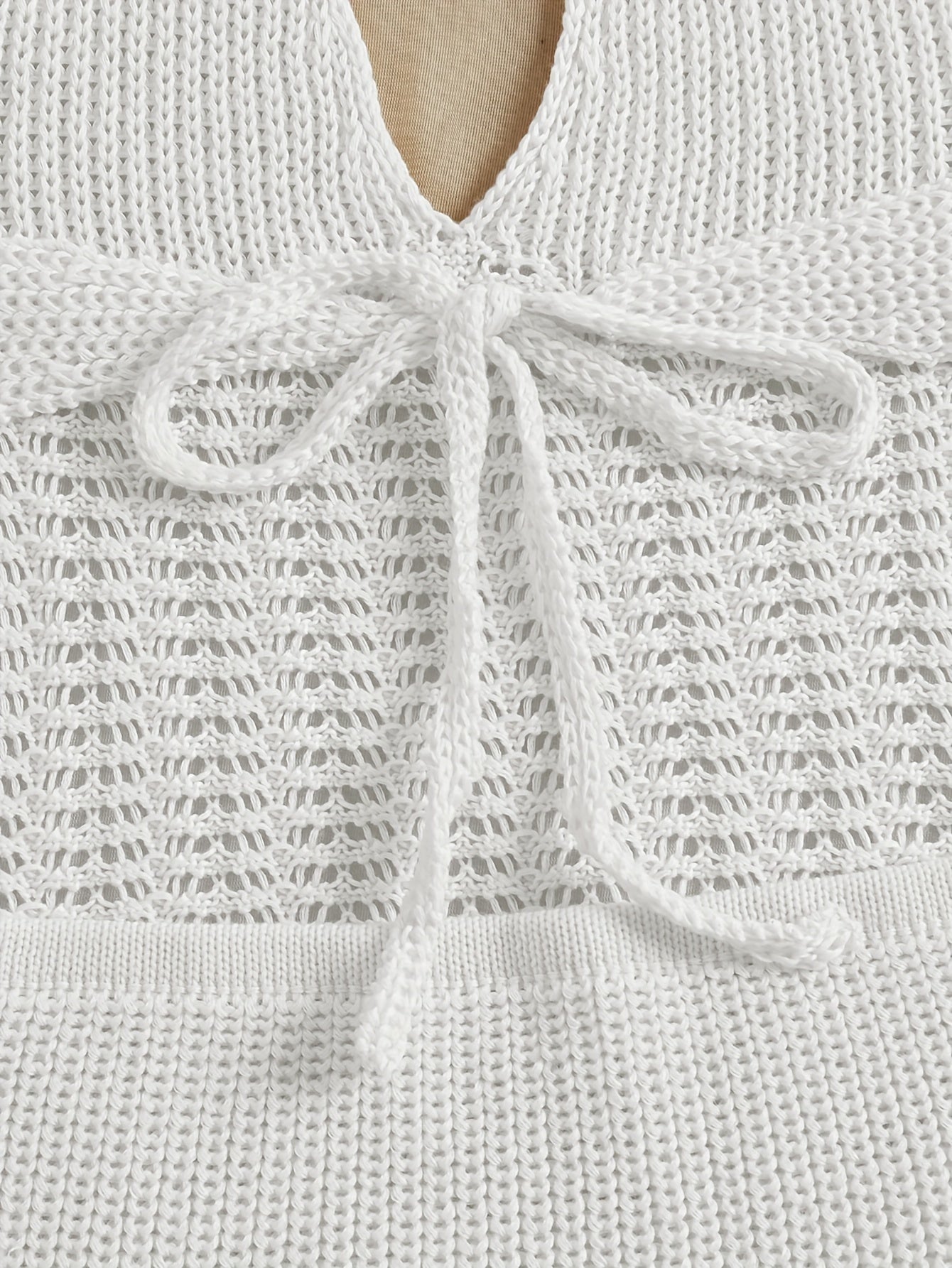 Oq halter bog'ichli, orqa qismi ochiq, ta'til uslubidagi yopishqoq ko'ylak, to'qilgan mato. Ayollar uchun ayollik suzish kiyimlari va kiyimlar.