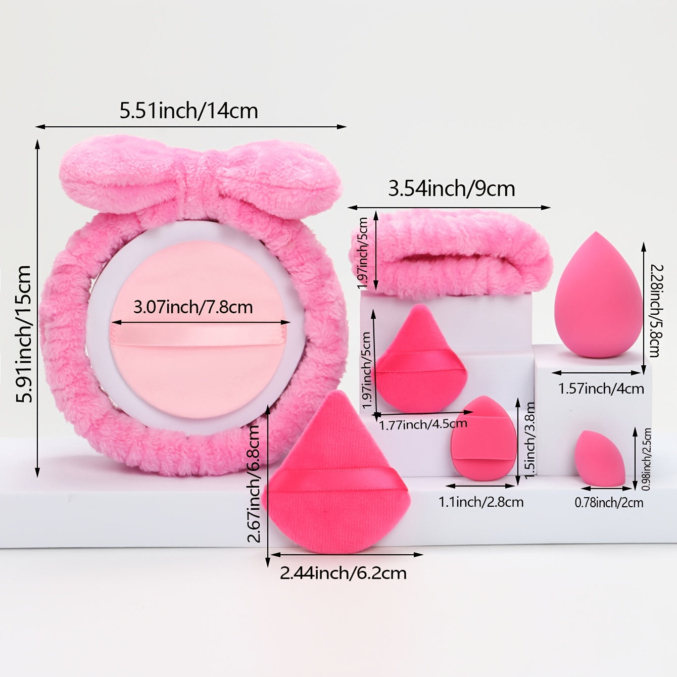 21 ta soch aksessuarlari to'plami, shu jumladan, kapalak boshbandi, bilakbandalar, kukun pufflari, makiyaj gubkalari, barmoq yostiqlari, makiyajni olib tashlash padlari va mini go'zallik gubkalari.