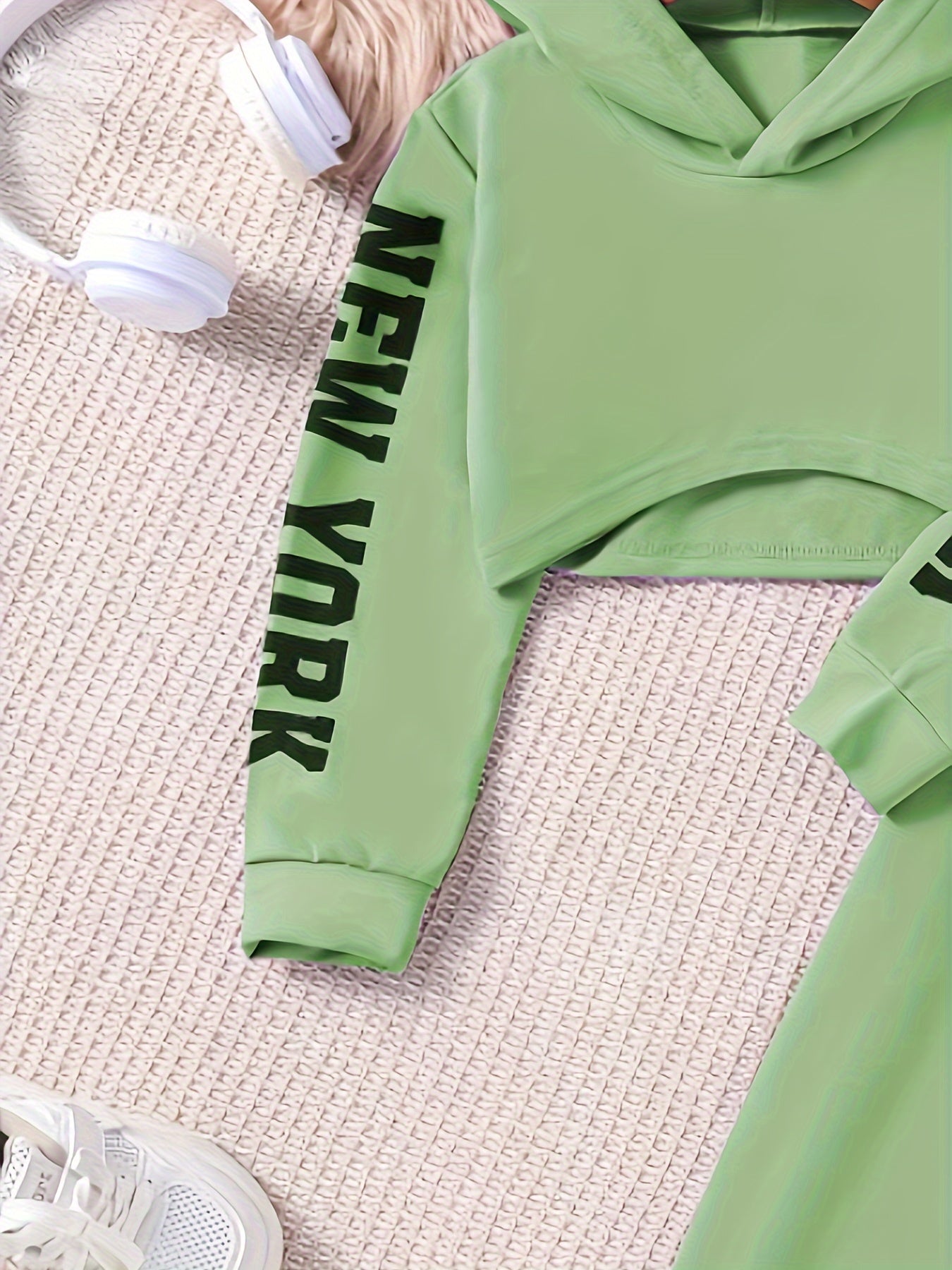 Девчачий наряд с худи, топом-каму и спортивными брюками для весны и осени