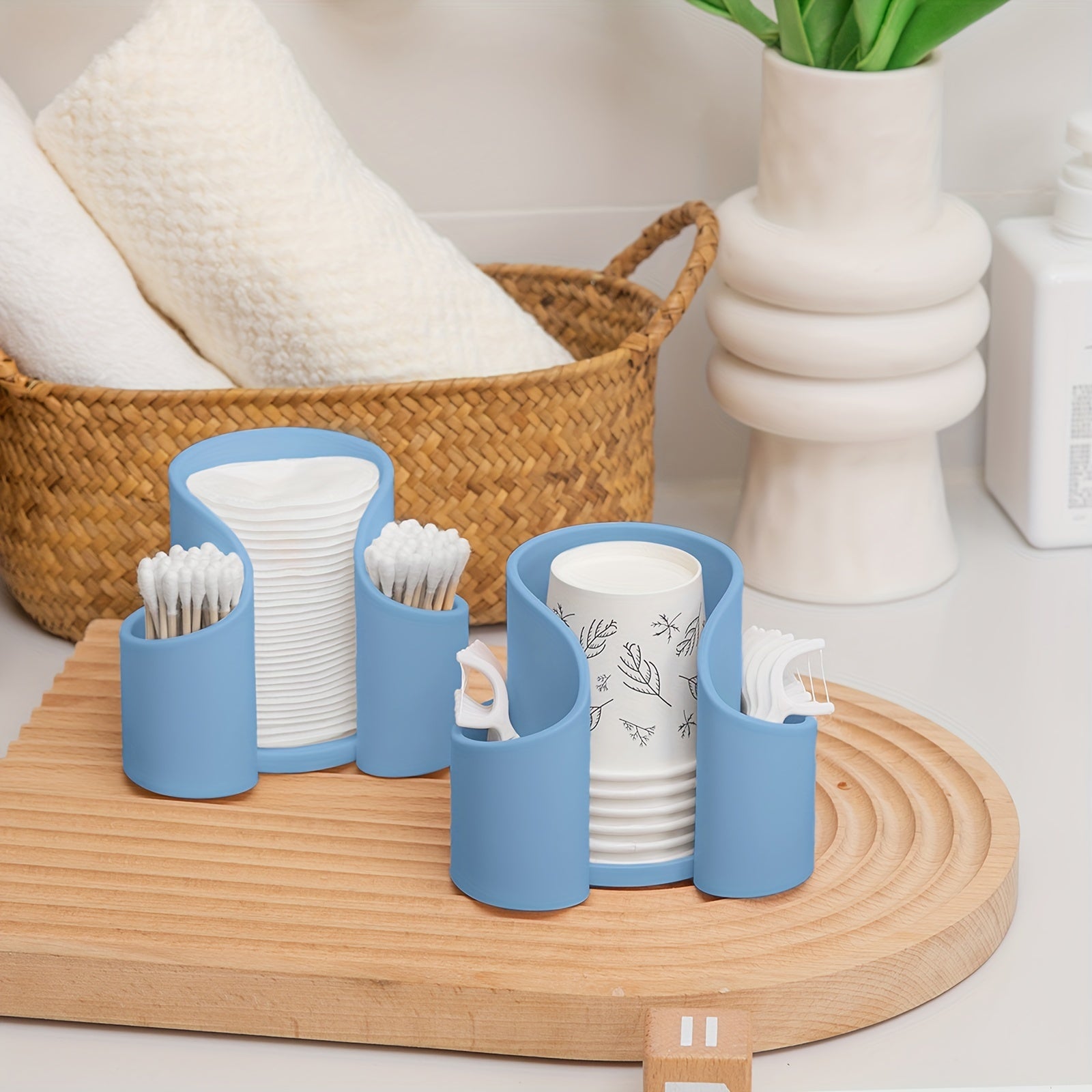 Keng qo'llaniladigan plastik dispenser, padlar va tish ipi uchun, stolda saqlash uchun. Elektr energiyasiz mustaqil ravishda ishlatilishi mumkin.