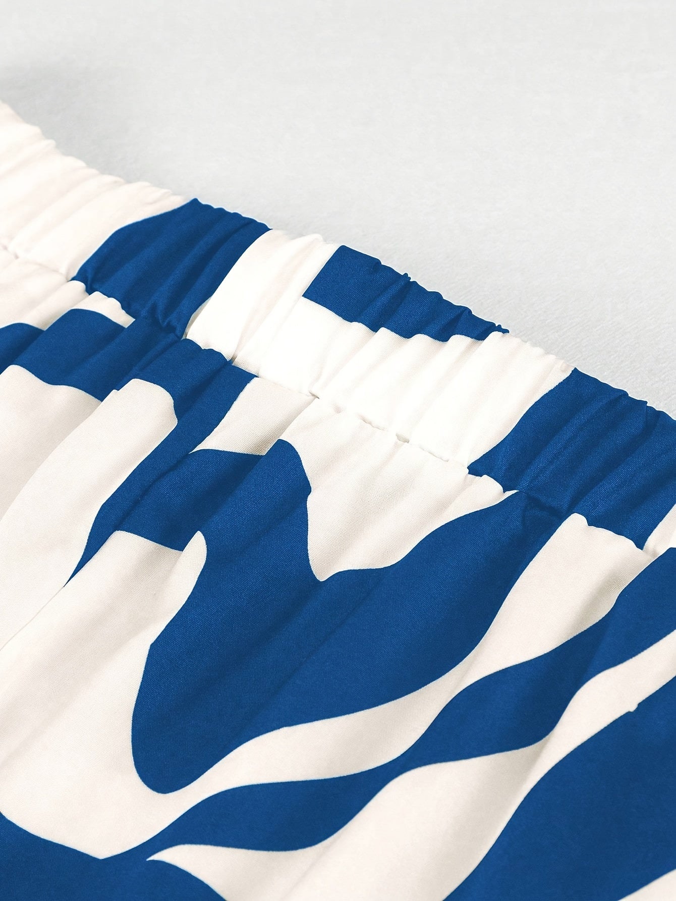 Katta o'lchamdagi ayollar uchun bahor kiyimlari: tugmachali old qismli ko'ylak bilan zamonaviy rangli blokli shimlar to'plami.