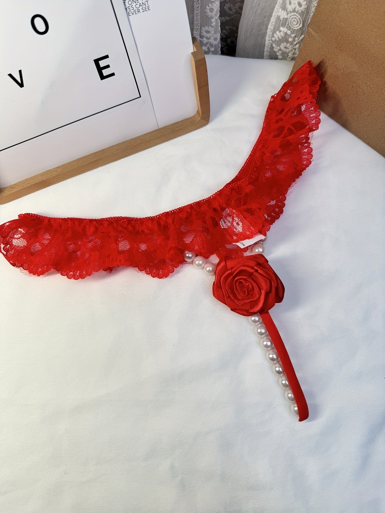 Yaltiroq marvaridli thong ichki kiyim, dantel tafsilotlari bilan, past bel, ayollar uchun romantik dizayn, sexy ichki kiyim.