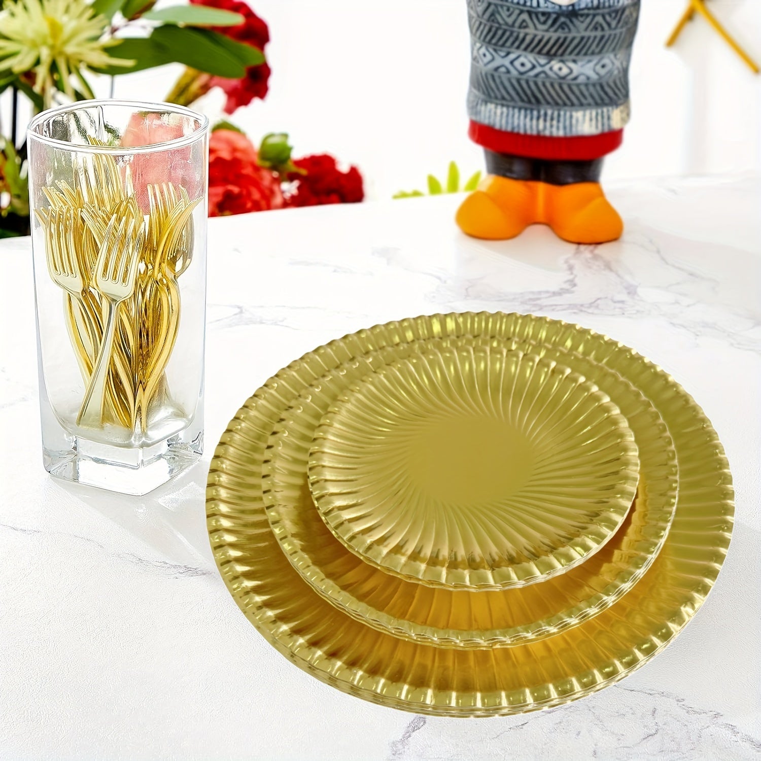 El paquete de suministros para fiestas de oro incluye platos desechables y servilletas para cumpleaños, bodas y feriados