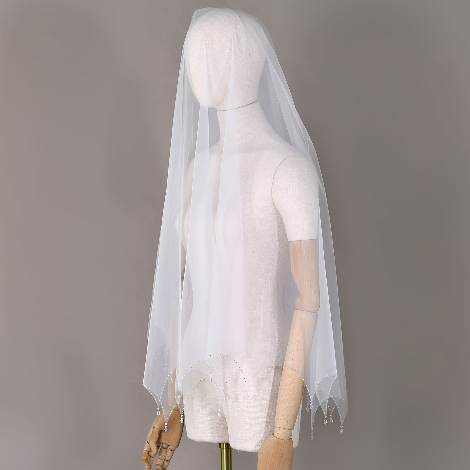 Elegant Bridal Veil with Crystal Pendant and Beaded Edge for Weddings