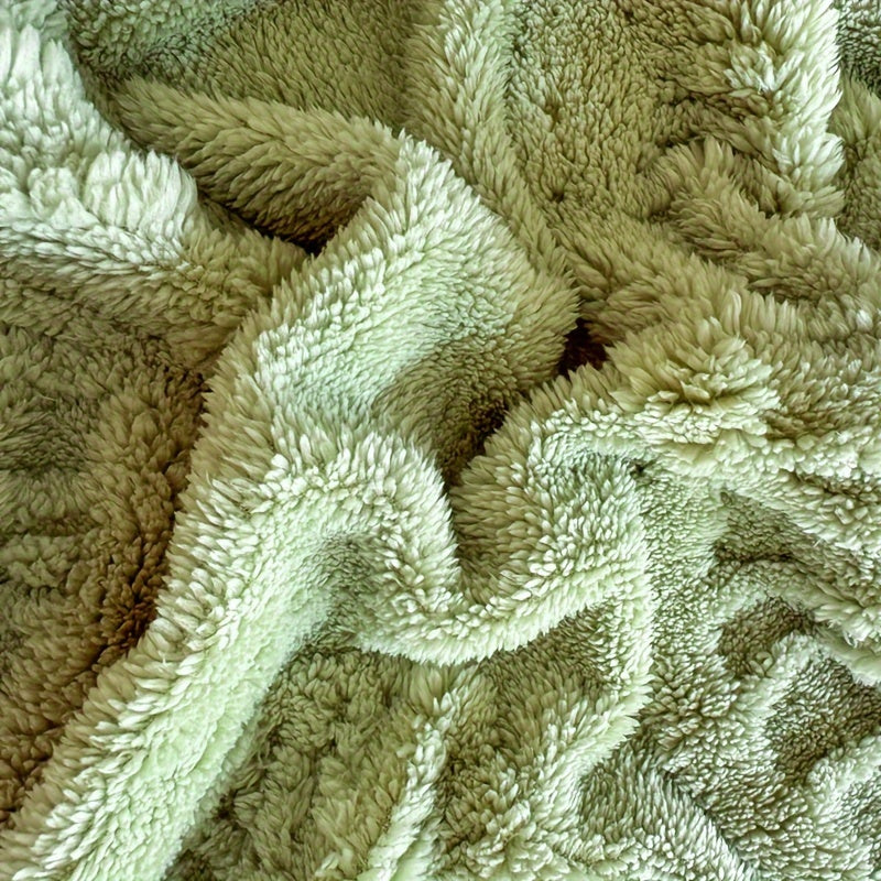 Плед "Бабочка Зеленый" из тафты однотонного жаккарда, идеально подходит для кровати, дивана или кушетки благодаря своему многофункциональному дизайну.