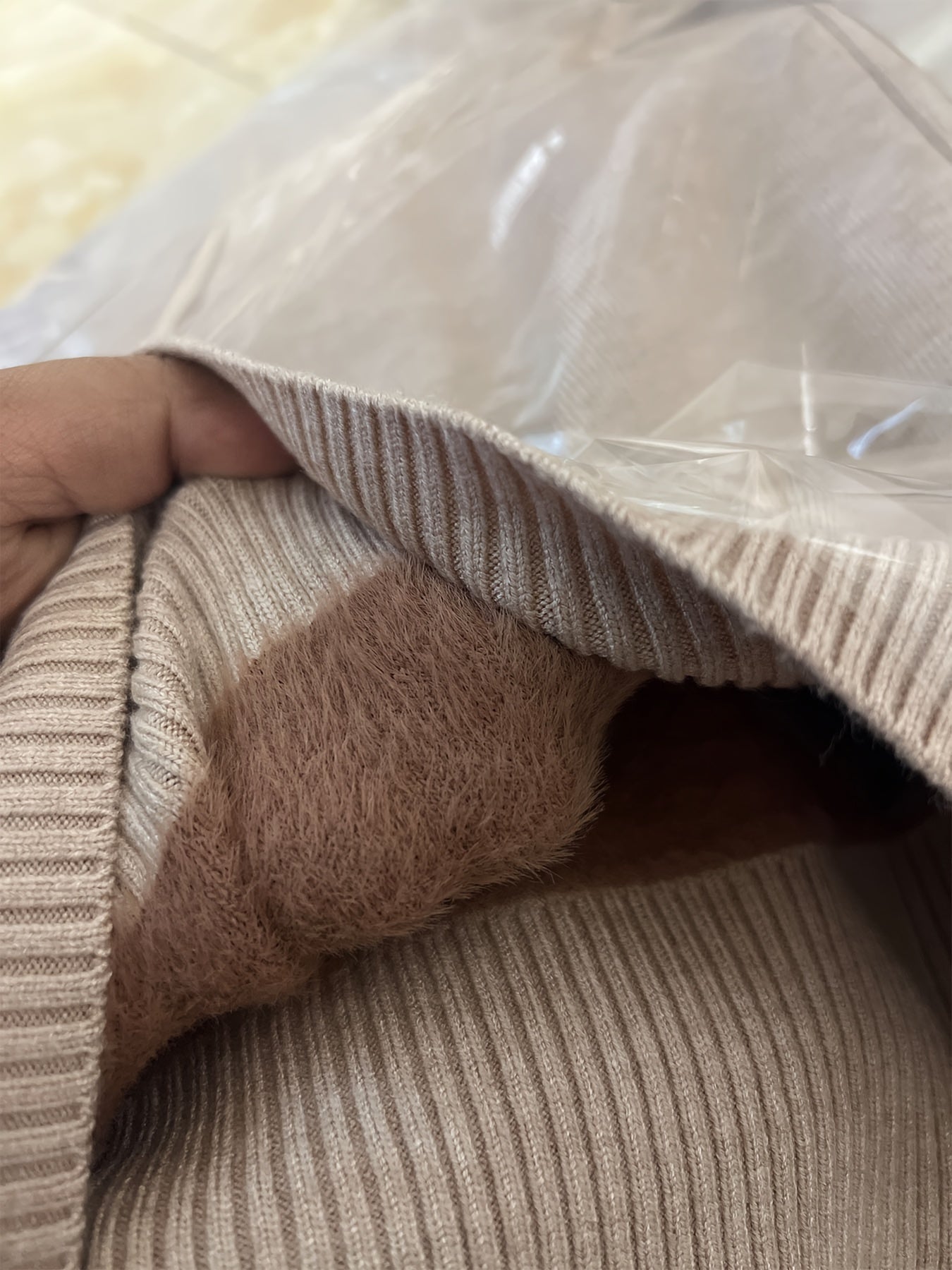 Ayollar uchun yuqori bo'yli qalin flis sviter, qish uchun mukammal. Poliamid, viskoza va polyester aralashmasidan tayyorlangan. Mustahkam rang dizayni, 529g/m² mato og'irligi. Kuz/qish uchun zaruriy buyum.