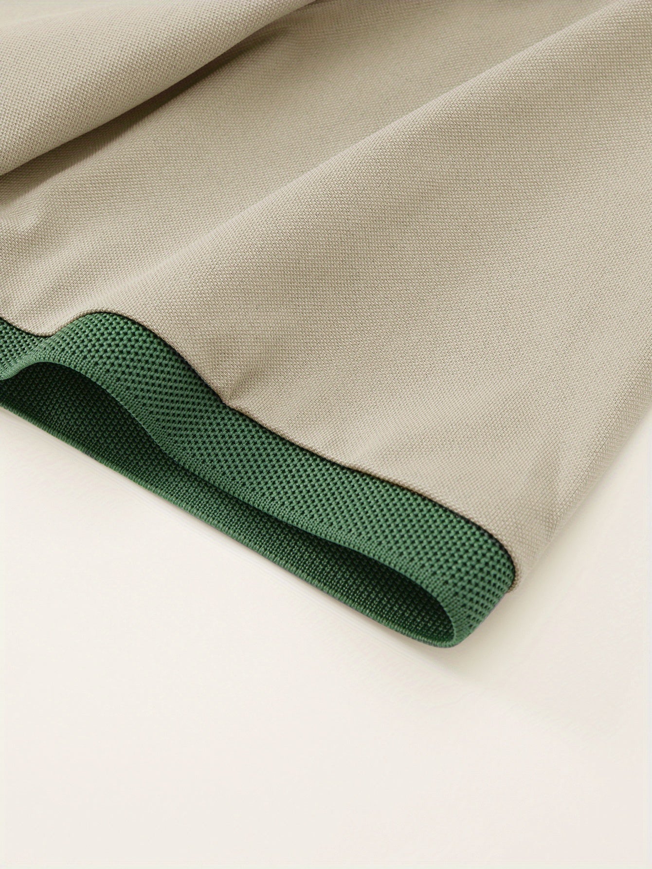 Erkaklar uchun geometrik naqshli qisqa yengli ko'ylak, lapel yaka, tugmachali old qismi, to'qilgan polyester mato, oddiy kesim, yoz uchun mukammal.