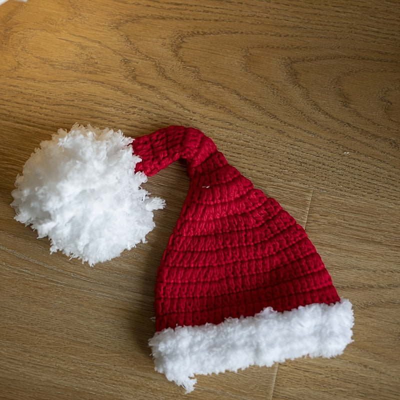 Очаровательный ручной работы крючком рождественский комплект для детей - включает уютную вязаную шапку, шорты и набор пинеток - идеально подходит для первой праздничной фотосессии детей и подарка на крещение.