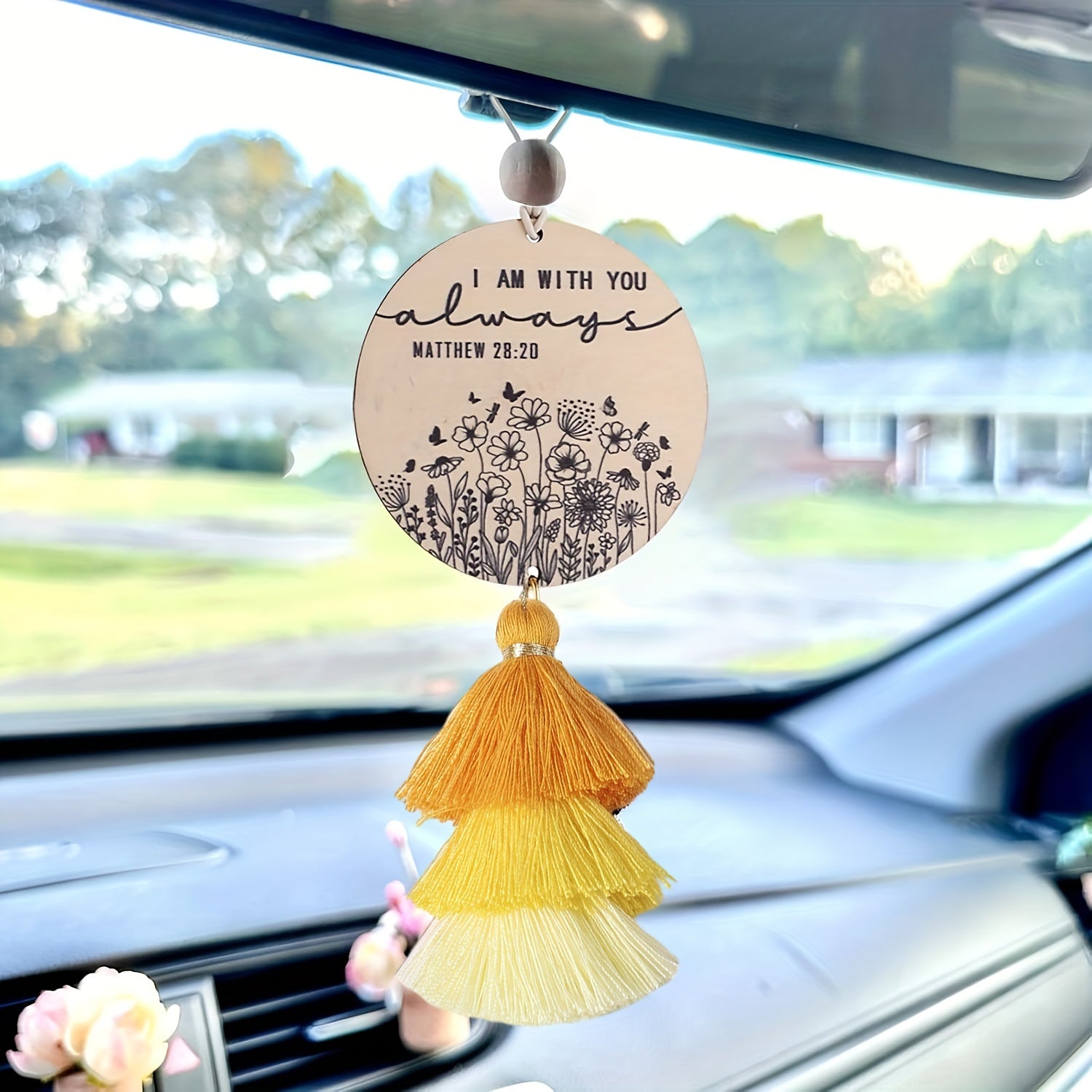 Diniy transport uchun orqa ko‘zg‘ga osiladigan bezak, tassel bilan