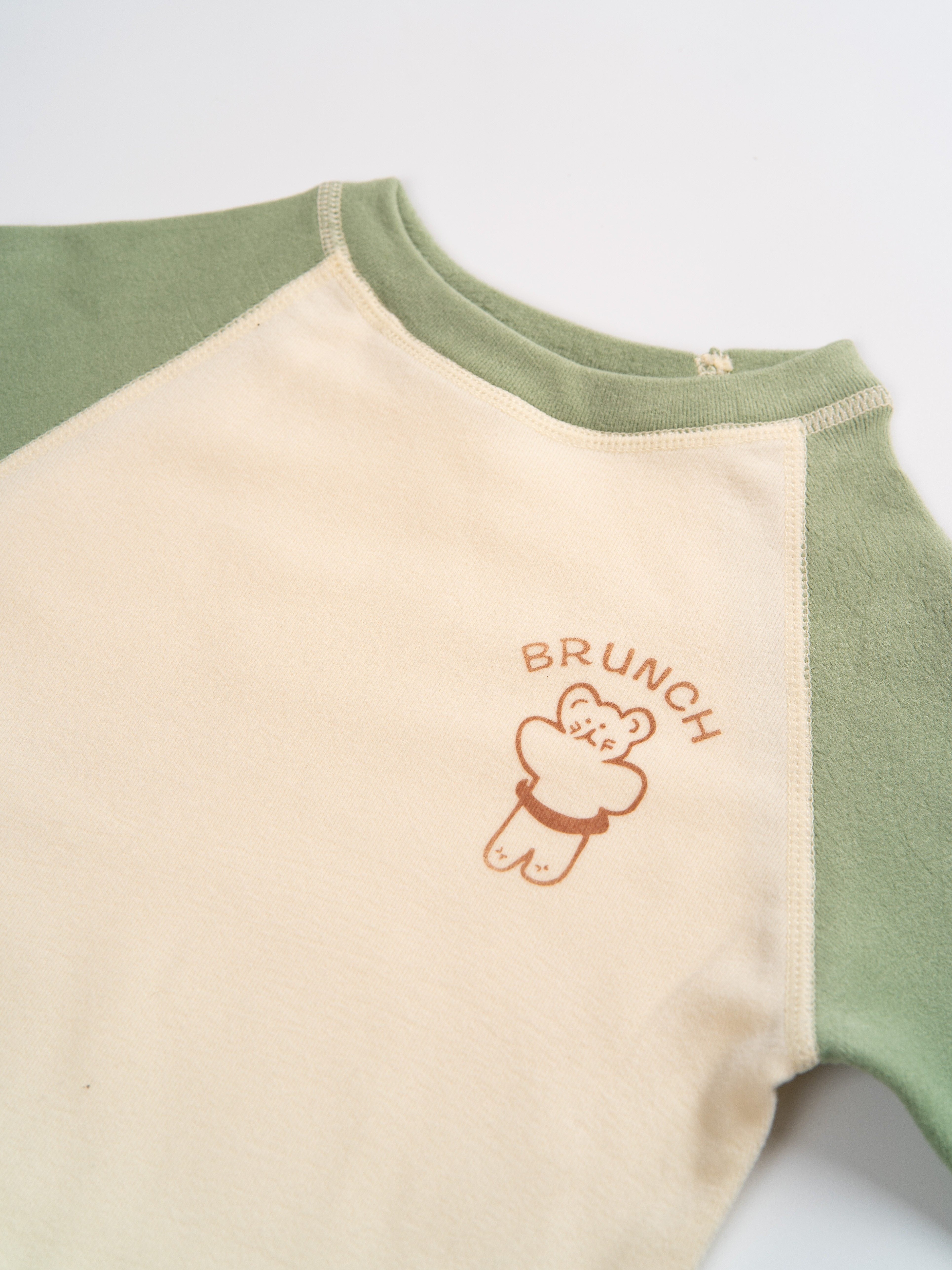 Qizlar va o'g'il bolalar uchun mo'ljallangan, uzun yengli ko'ylak va shimlardan iborat, iliq polyester aralashmasidan tayyorlangan, kuz/qish mavsumi uchun ideal bo'lgan qulay bolalar multfilmlaridagi hayvonlar printli kiyim to'plami.