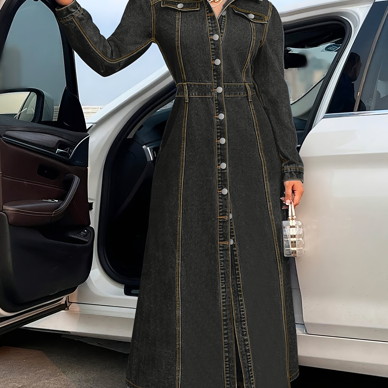 Bir tugmachali yopiq qopqoq bilan zamonaviy uzun qo'lli denim midi ko'ylak, cho'ziluvchan rayon va polyester aralashmasi, mashinada yuvish mumkin – kuz/qish uchun ideal.