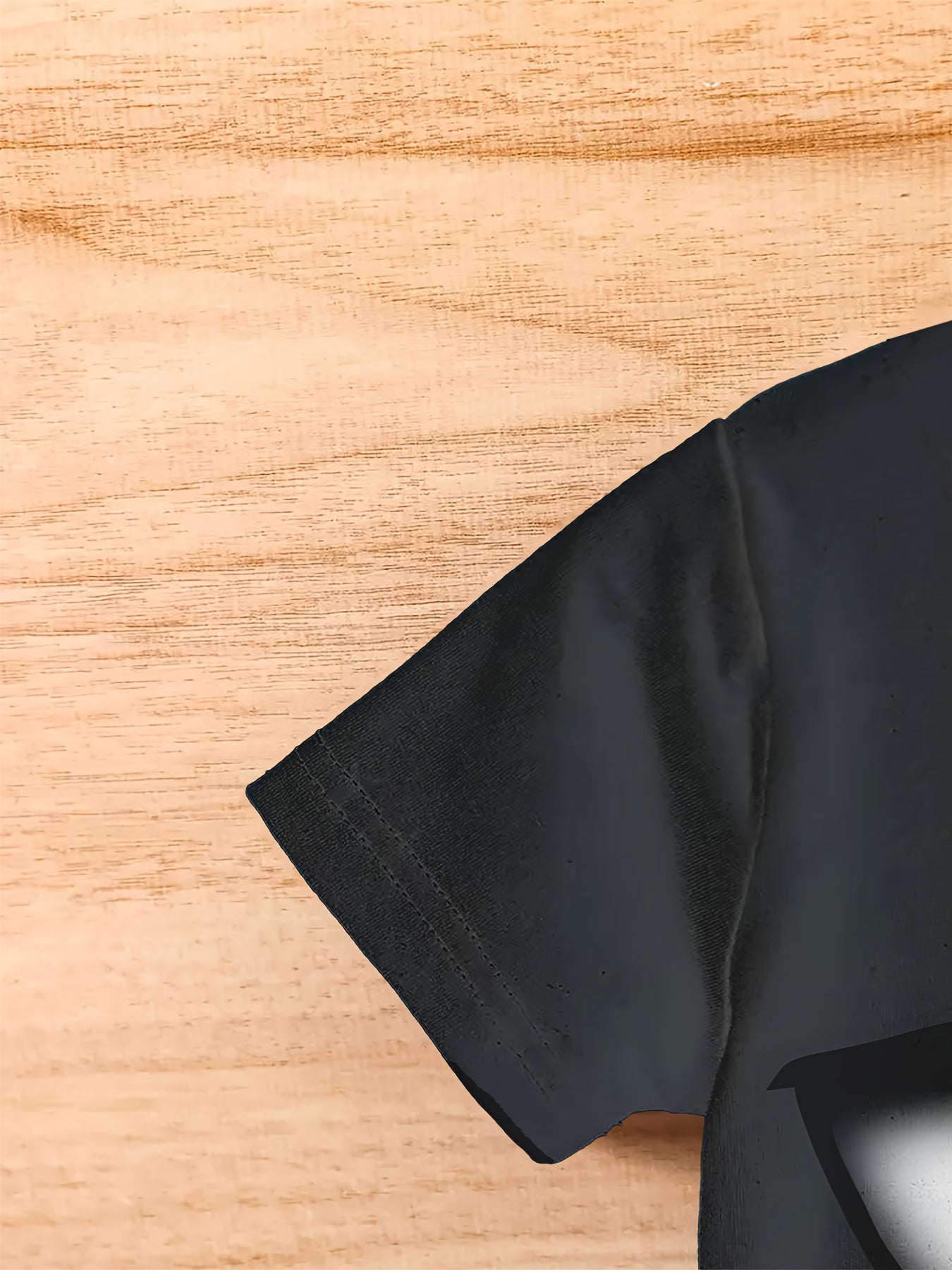 Erkaklar uchun mashinada yuvilishi mumkin bo'lgan novator grafik futbolka, 3D dizayn va krujka bo'yin bilan.