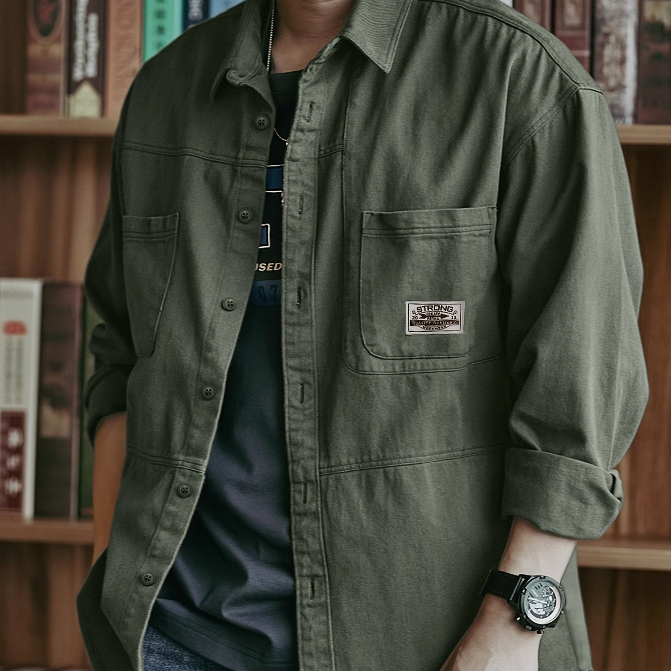 Erkaklar uchun vintage uslubidagi tasodifiy paxta tugmachali ko'ylak, keng kesim, cho'ntaklar, yaka, va ko'ylak yenglari bilan. Bahor/kovakda kundalik kiyim, ish va dam olish uchun ideal.