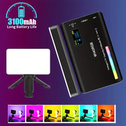 Portativ RGB video yoritgichi yuqori CRI (>95), sozlanadigan rang harorati (2500-9000K), ichki zaryadlanadigan batareya, tripod stendi, OLED displey va turli xil uchun sozlanadigan rang/yorqinlik.