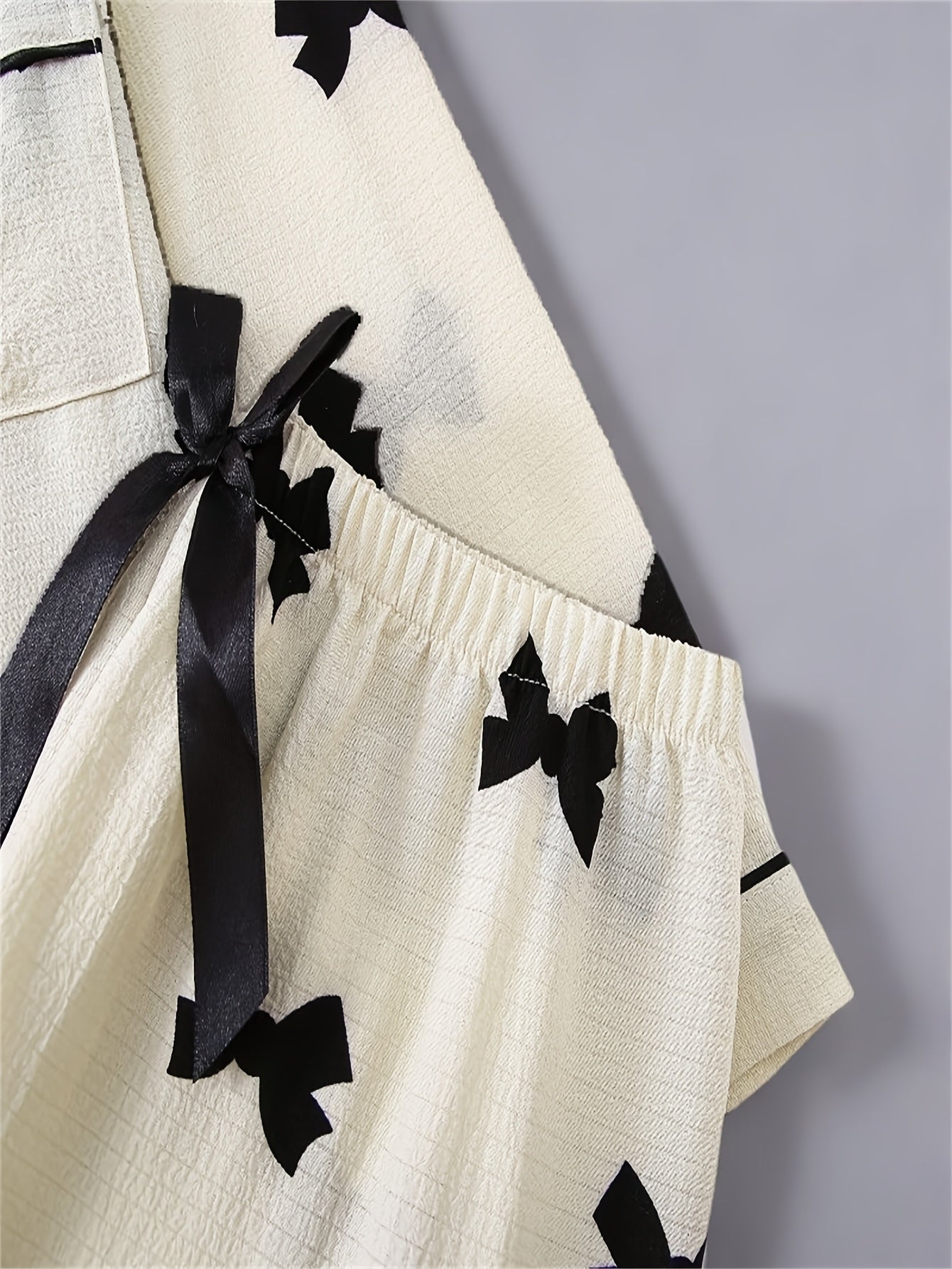 Bahor va kuz qizlarining pijama to'plami rang-barang uzun qo'lqopli ko'ylak va uzun shimlar bilan. Oddiy tugma va kamzul dizayni bilan tasodifiy, yoqimli va qulay.