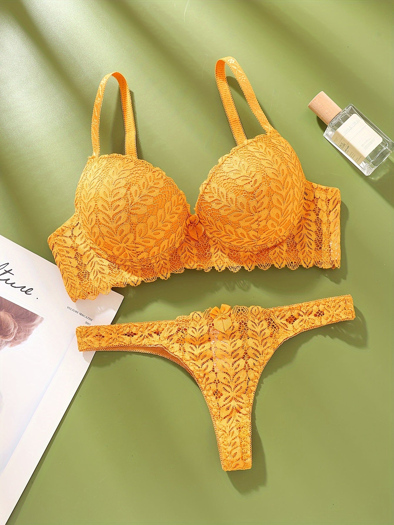 Женский сексуальный комплект из кружевного бралетта и стрингов, изготовленный на 90% из полиамида и на 10% из эластана. Он обеспечивает воздухопроницаемый комфорт, среднюю поддержку и дизайн с заниженной талией.