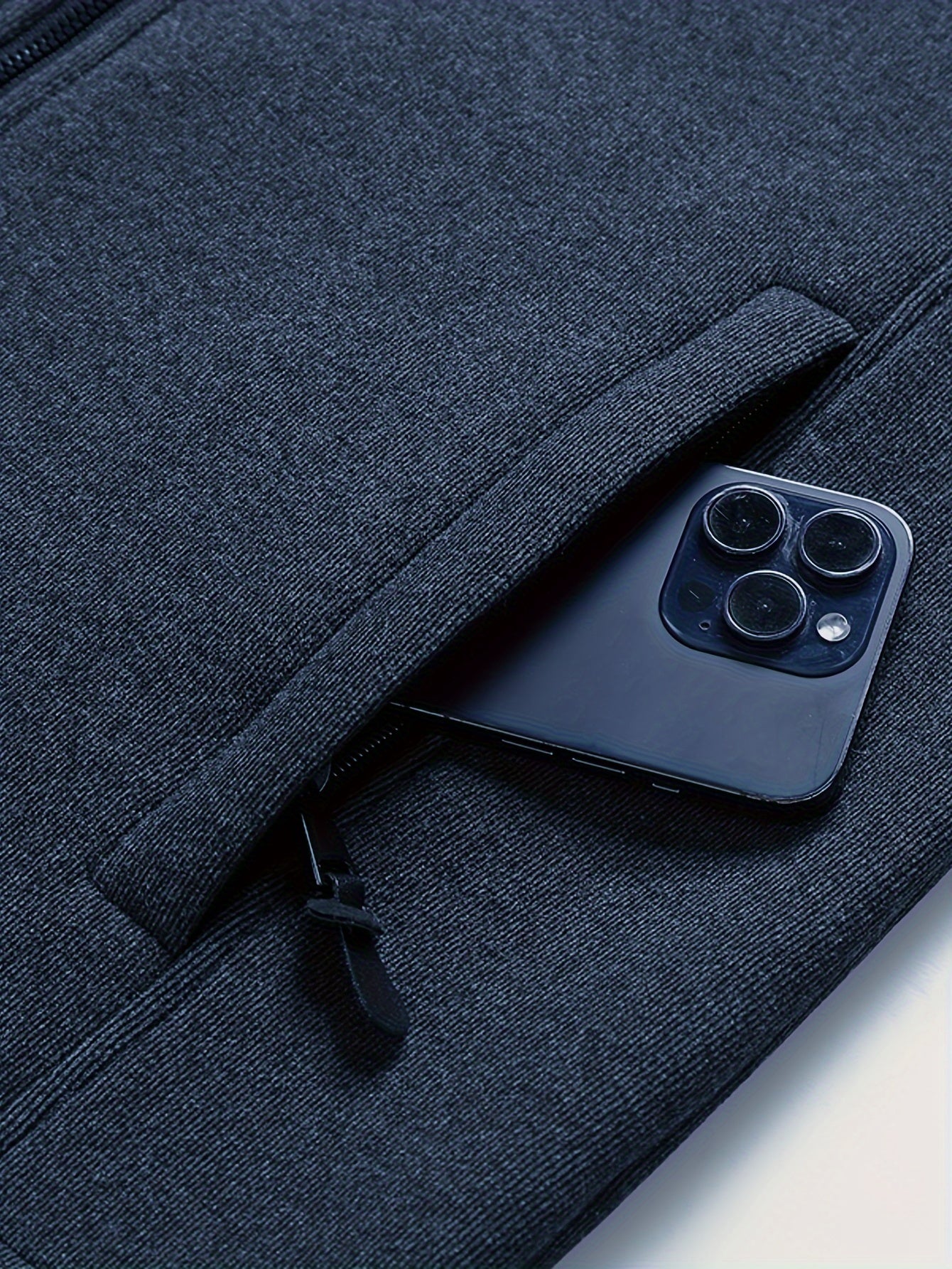 Erkaklar uchun qulay, ichki qoplamali vest, turli xil yoqimli ko'ylaklar, fermuarli cho'ntaklar va kuz/qish issiqligi uchun tugma yopilishi.