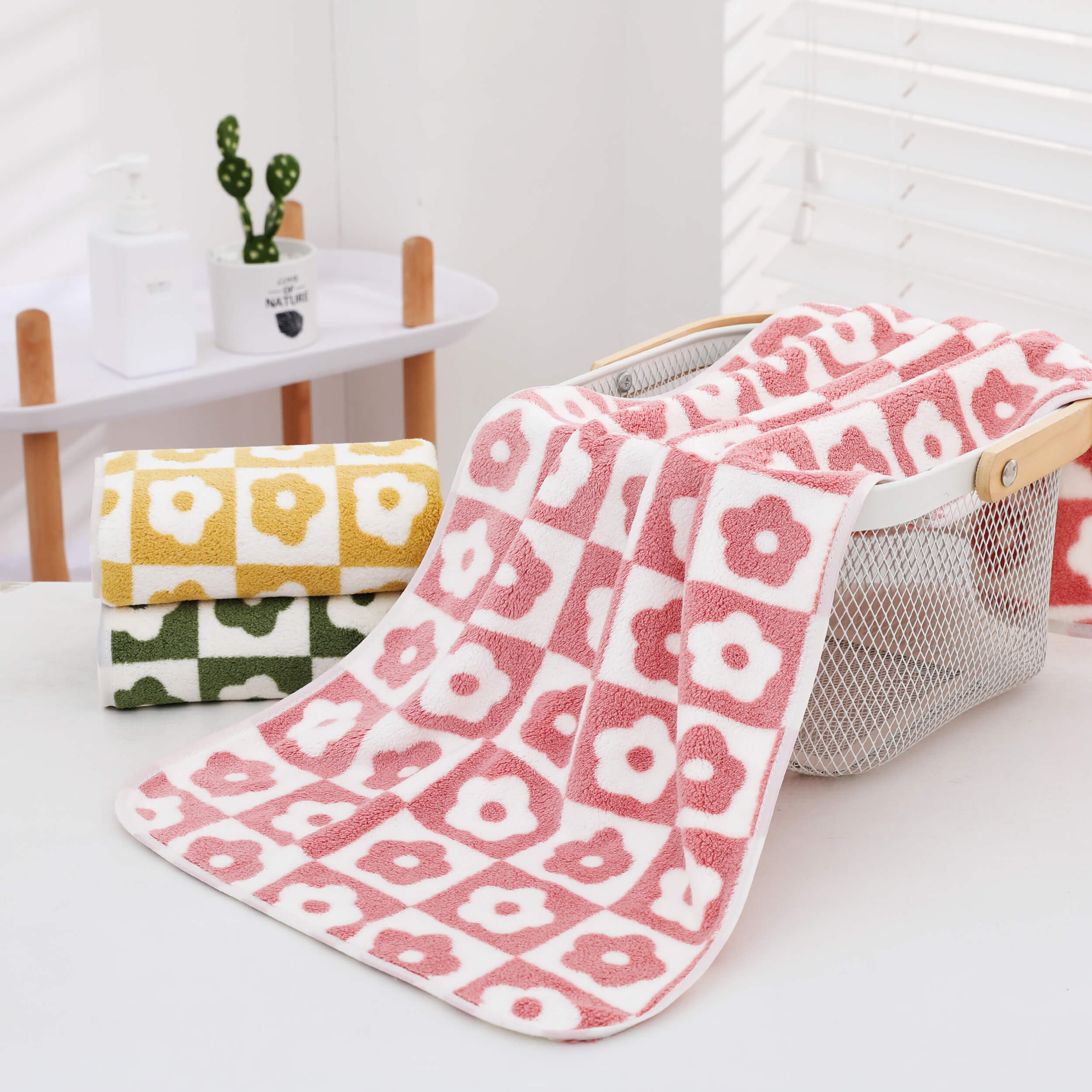 Uchta yumshoq koral fliys qo'l sochiq, o'rik gullari dizayni bilan, yuqori singdiruvchi va tez quriydigan, o'lchami 34.8x74.93 sm.