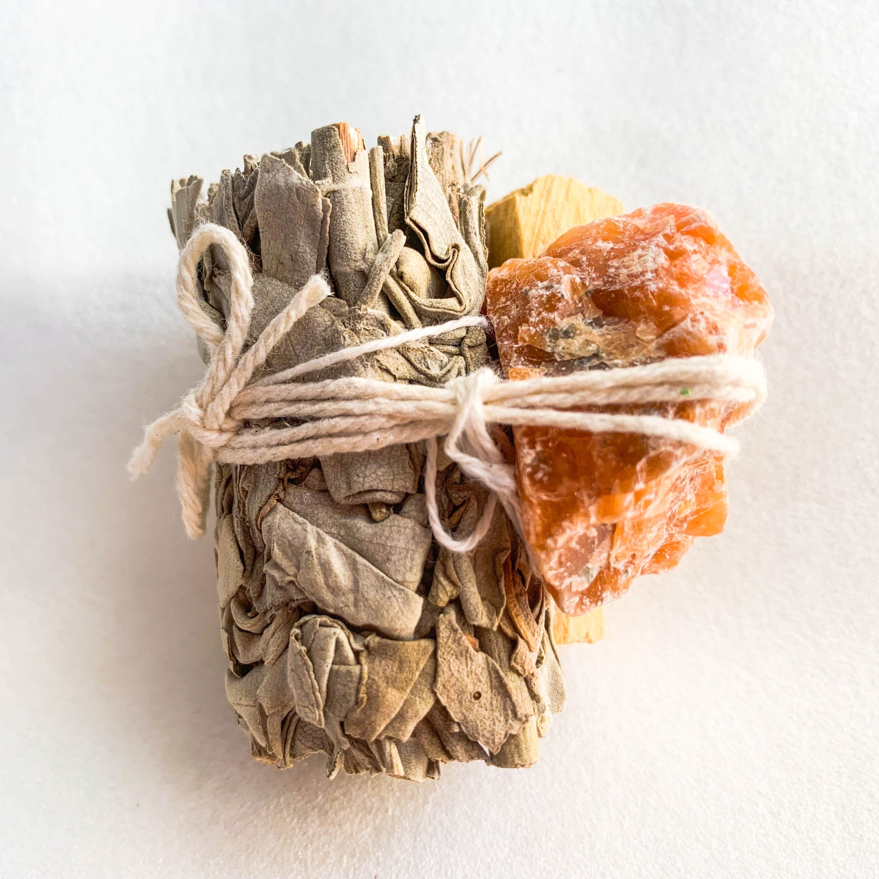 Conjunto de varita de limpieza energética de cristal de roca natural con varita de amatista, selenita y salvia blanca