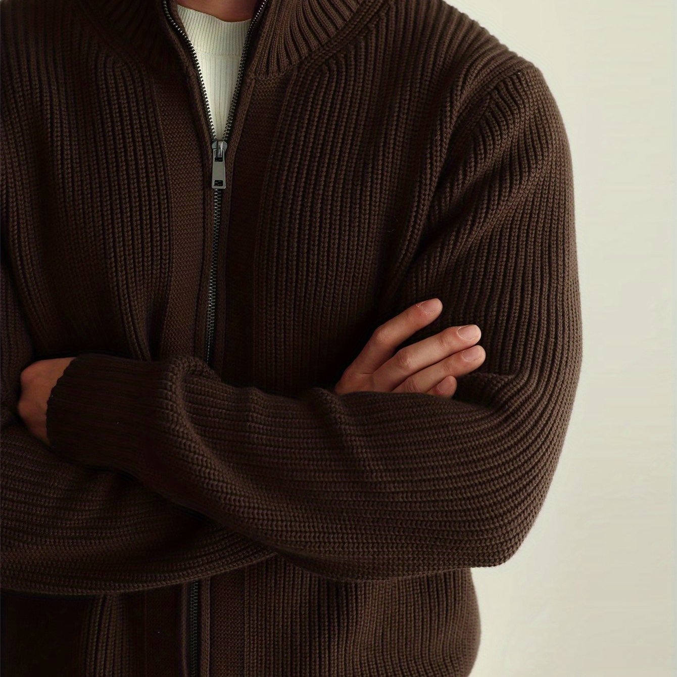 Kuz va qish uchun erkaklar trikotaj fermuarlı kardigan, tasodifiy va iliq, turli xil yelka bilan.