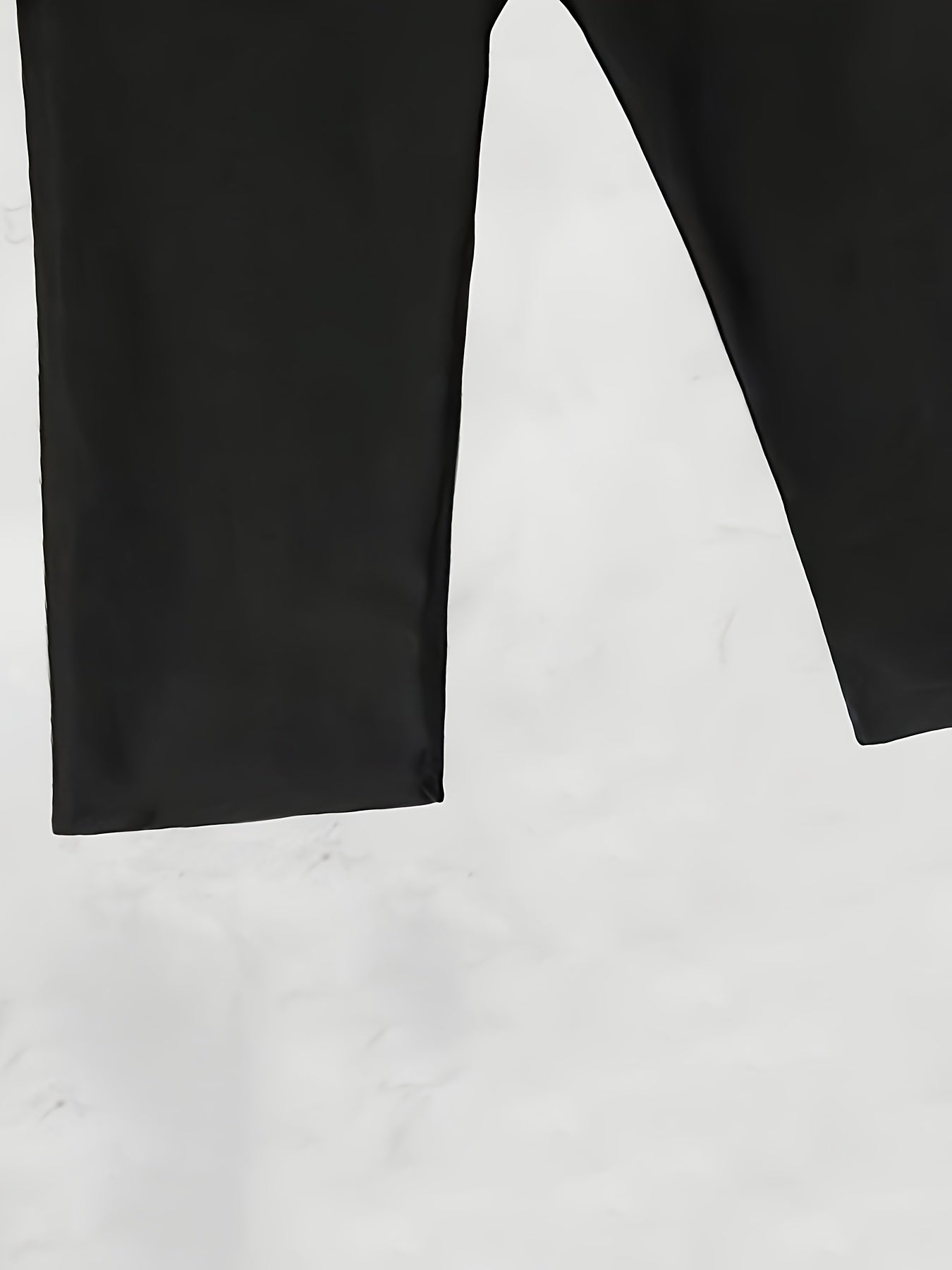 Ayollar uchun tropik barg naqshli yuqori bo'yli, qisqa yengli rash guard suzish to'plami, suv sportlari va plyaj faoliyatlari uchun ideal, cho'ziluvchan polyester/elastan aralashmasidan tayyorlangan, shaffof bo'lmagan mato.