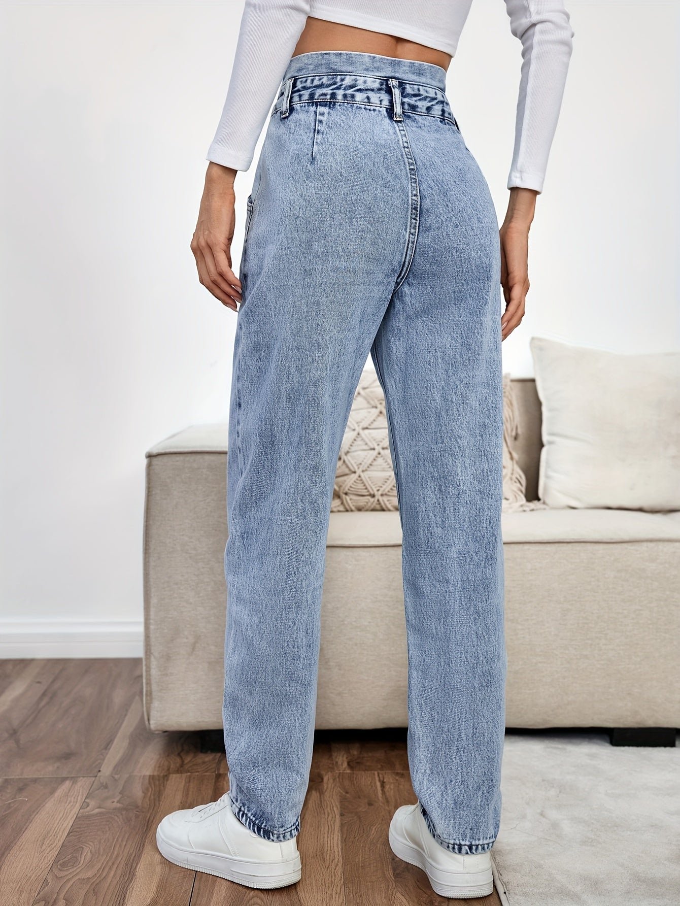 Women's Light Blue High-Waisted Straight Leg Denim Jeans with Slash Pockets
