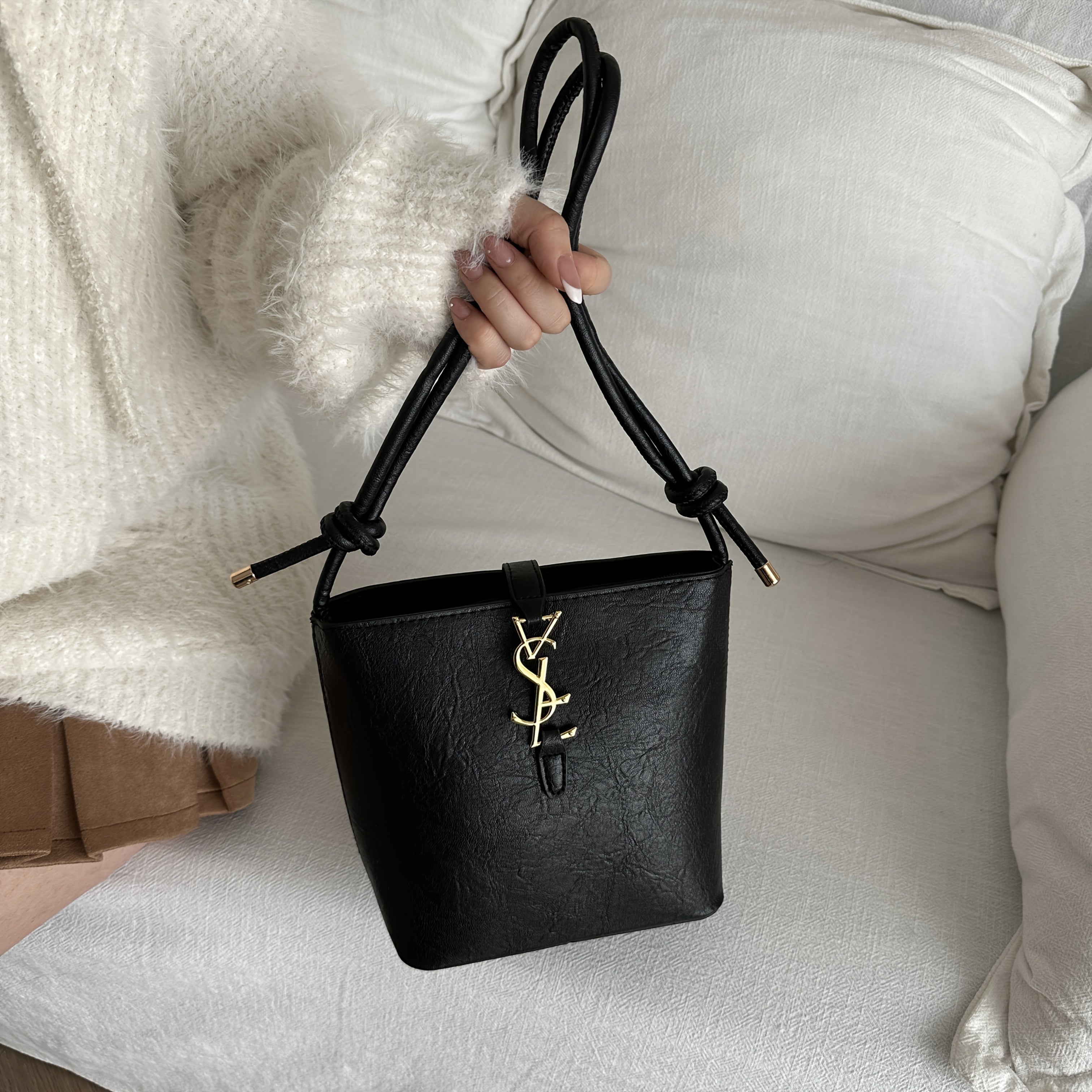 Zamonaviy uslubdagi ayollar uchun elegant xochli sumka, sozlanadigan kamar, zip yopilishi, polyester astar bilan. Qora, oq, qora jigarrang, och jigarrang ranglarda mavjud. Ish uchun, yo'l harakati uchun mos.