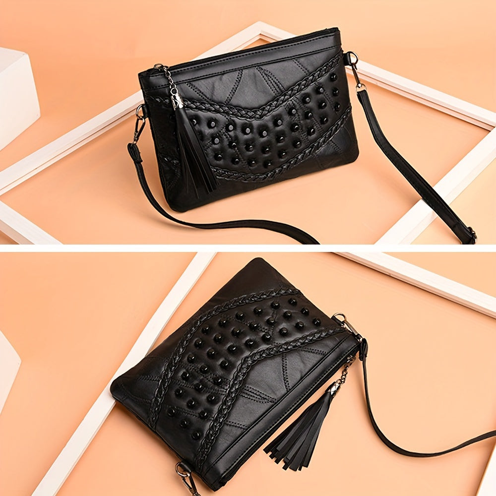 Черная готическая сумка через плечо с заклепками и кисточкой на запястье, выполненная из искусственной кожи