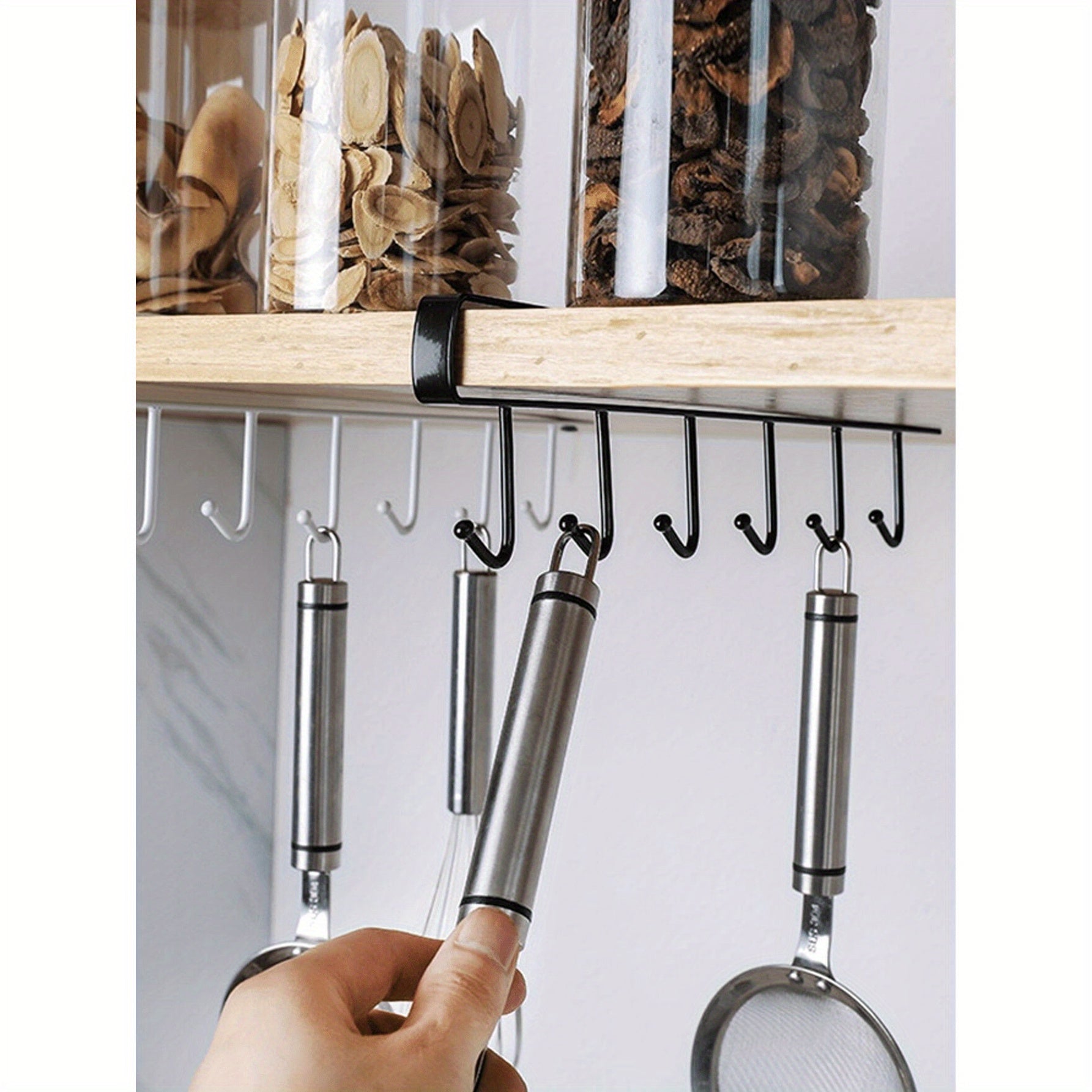 Bluemeta Easy-Install 6-Hook temir saqlash tokchasi - bu burgusiz yechim bo'lib, turli xil jonli ranglarda oshxona shkaflari va asboblarni tartibga solish uchun ideal.