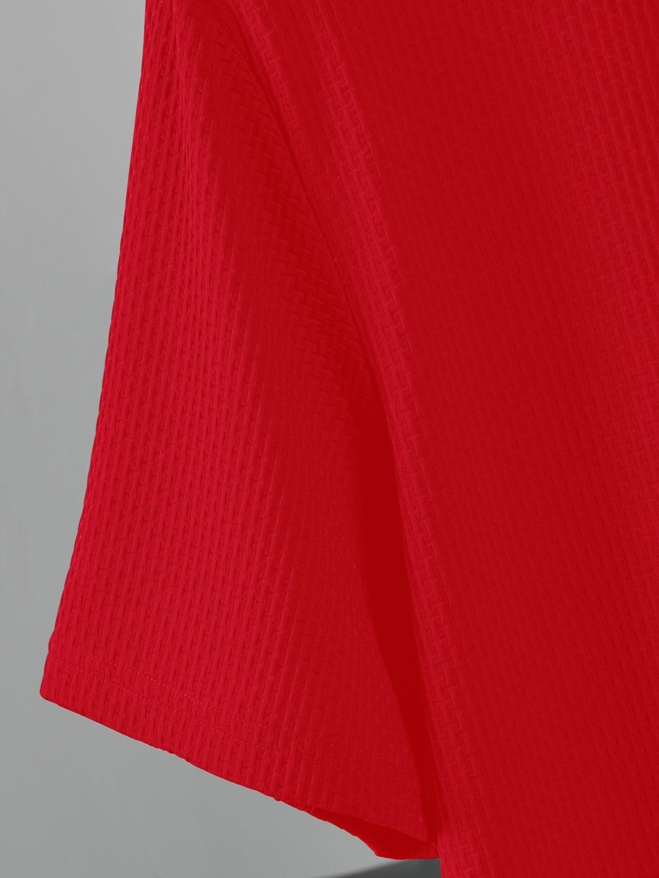 Erkaklar yozgi tasodifiy krujka bo'yinli futbolka, bir rangli to'qilgan matodan, oddiy moslikda. 94% naylon va 6% spandeksdan tayyorlangan, cho'zilmaydigan, lekin qulay cho'zilishga ega. 200gsm og'irlikda, kundalik kiyish uchun mos.