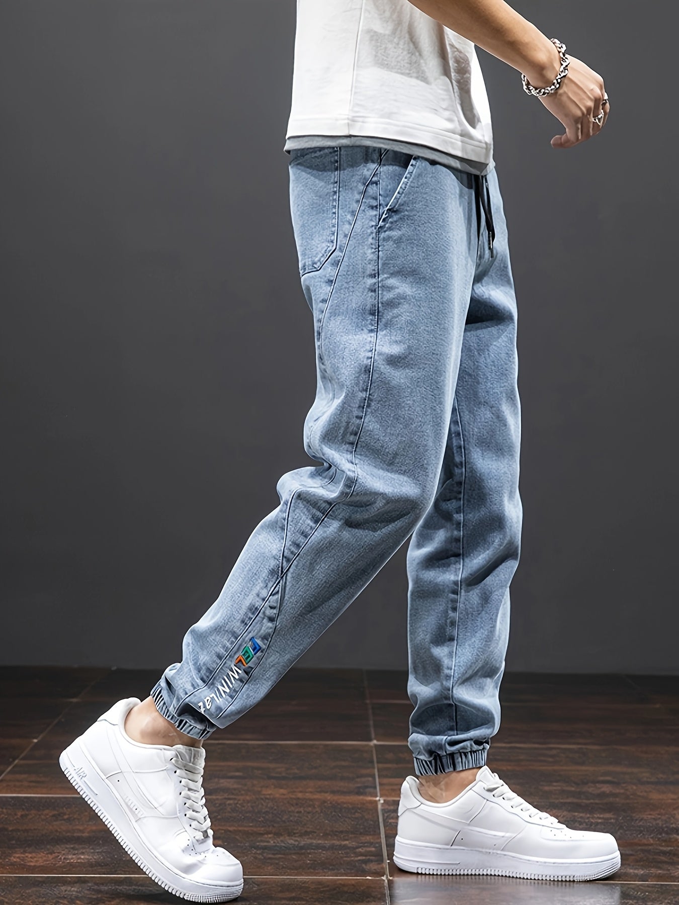 Erkaklar uchun o'rta balandlikdagi kesilgan jinsilar, elastik bel bog'ich bilan, 70.7% aralashmadan tayyorlangan, bir xil rangdagi yuvilgan denim, har mavsumda kiyish uchun oddiy moslama.