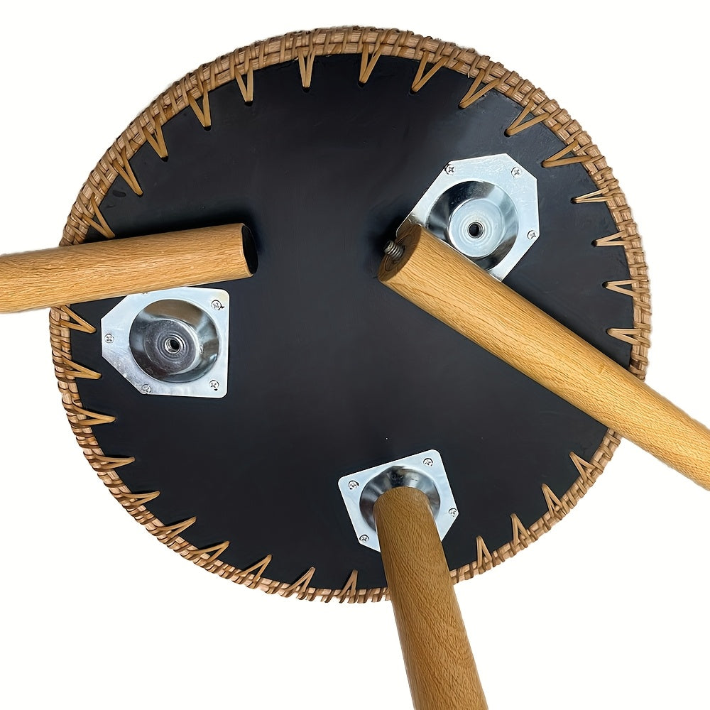 Yorqin zamonaviy rattan kofe stoli va saqlash joyi bilan yashash xonasi uchun