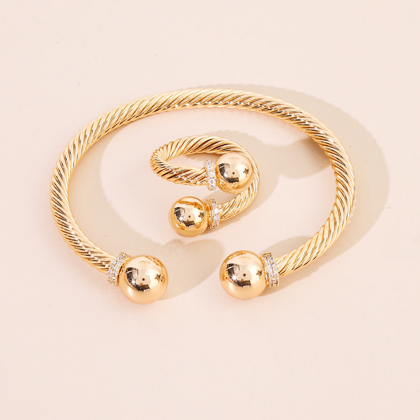 Conjunto de joyería de cobre con pulsera de alambre retorcido y anillo