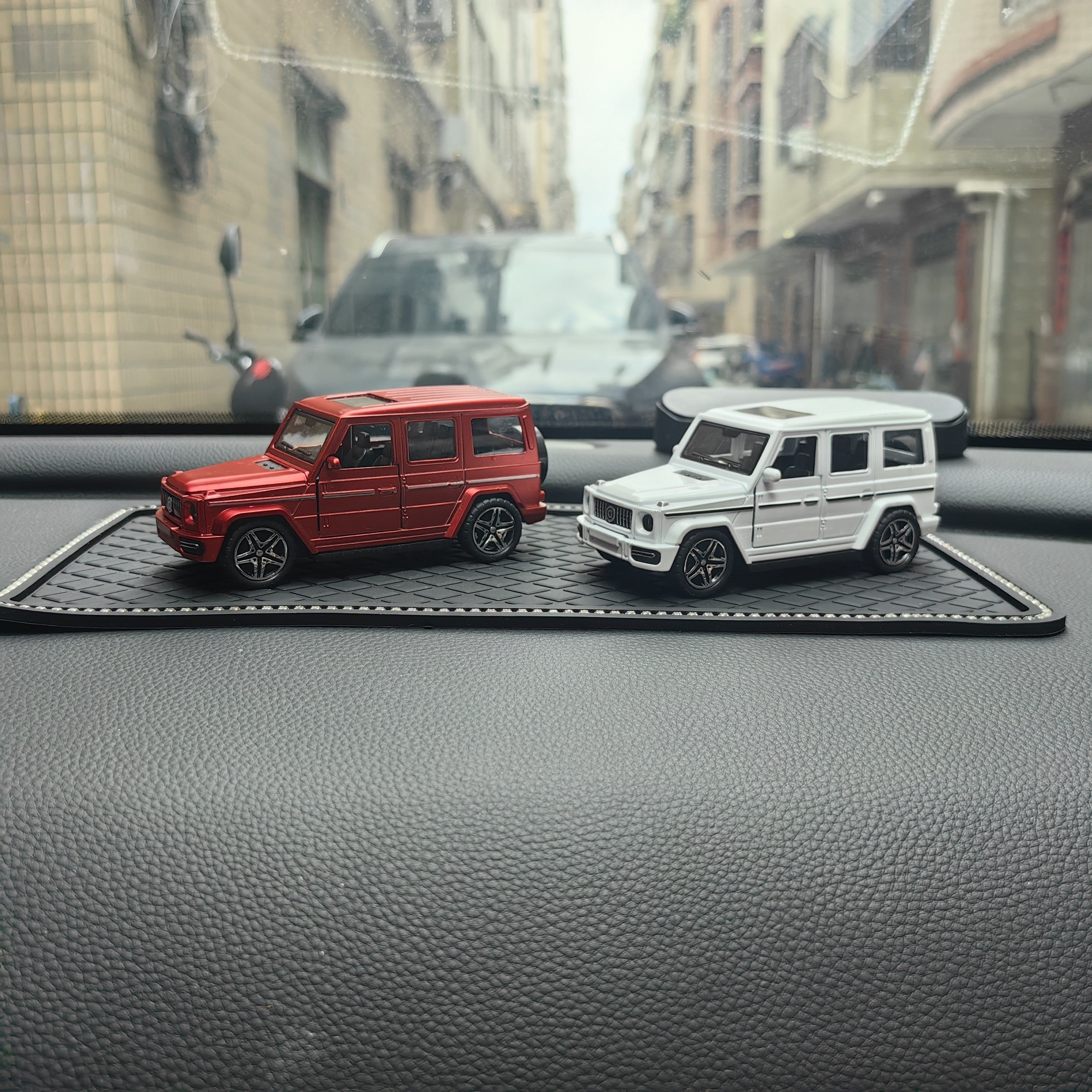 Simulation Alloy Car Model Ornament for Car Interior and Children's Toy