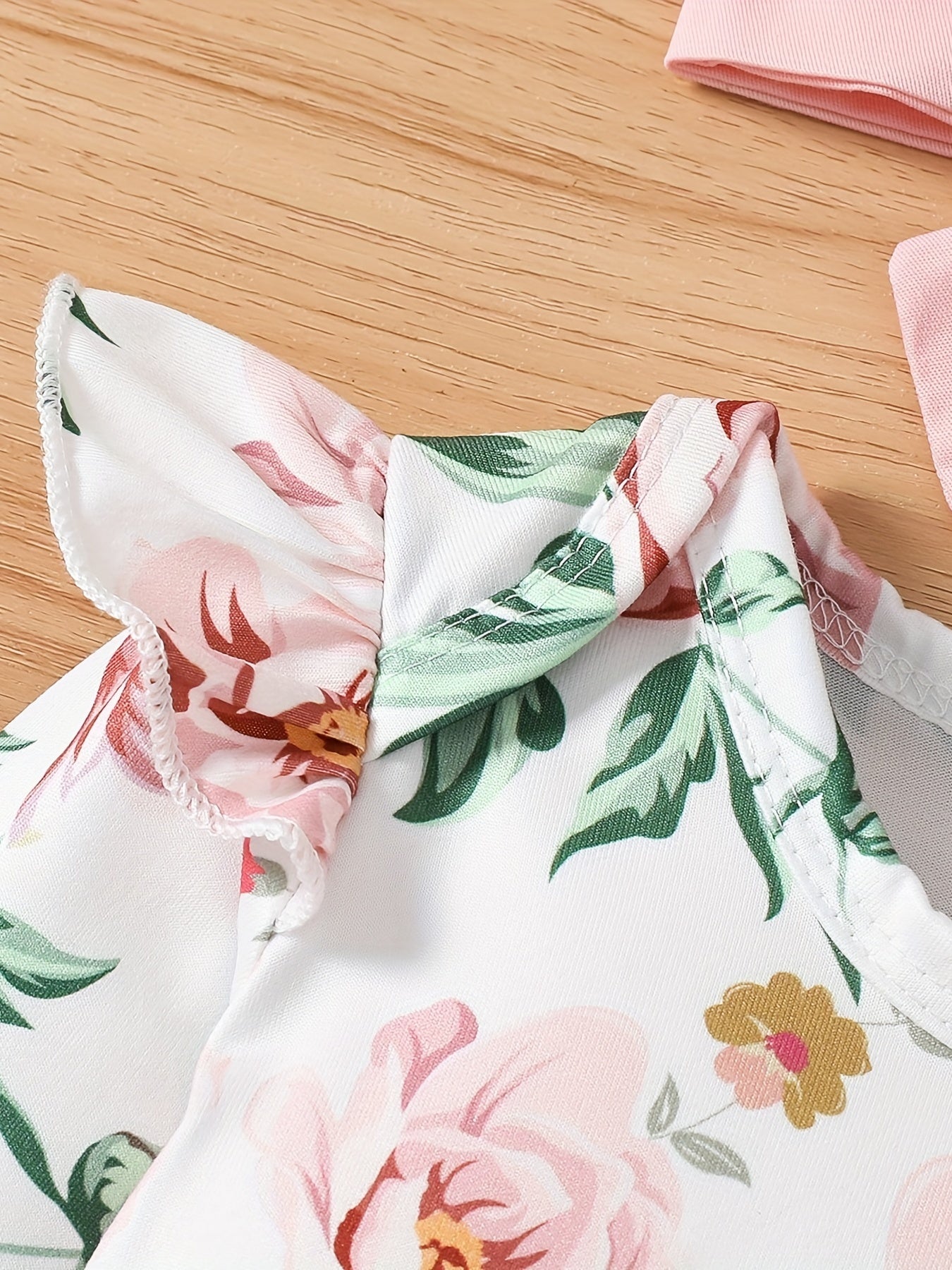 Qizlar uchun 3-qismli paxta to'plami, cho'ziladigan kamarli cho'ntakli shimlar, ruffle yelkalari bilan gullar naqshidagi uzun qo'lqonli romper va kamonli boshbandni o'z ichiga oladi. Bahor/kovakda ochiq havoda kiyish uchun mukammal.