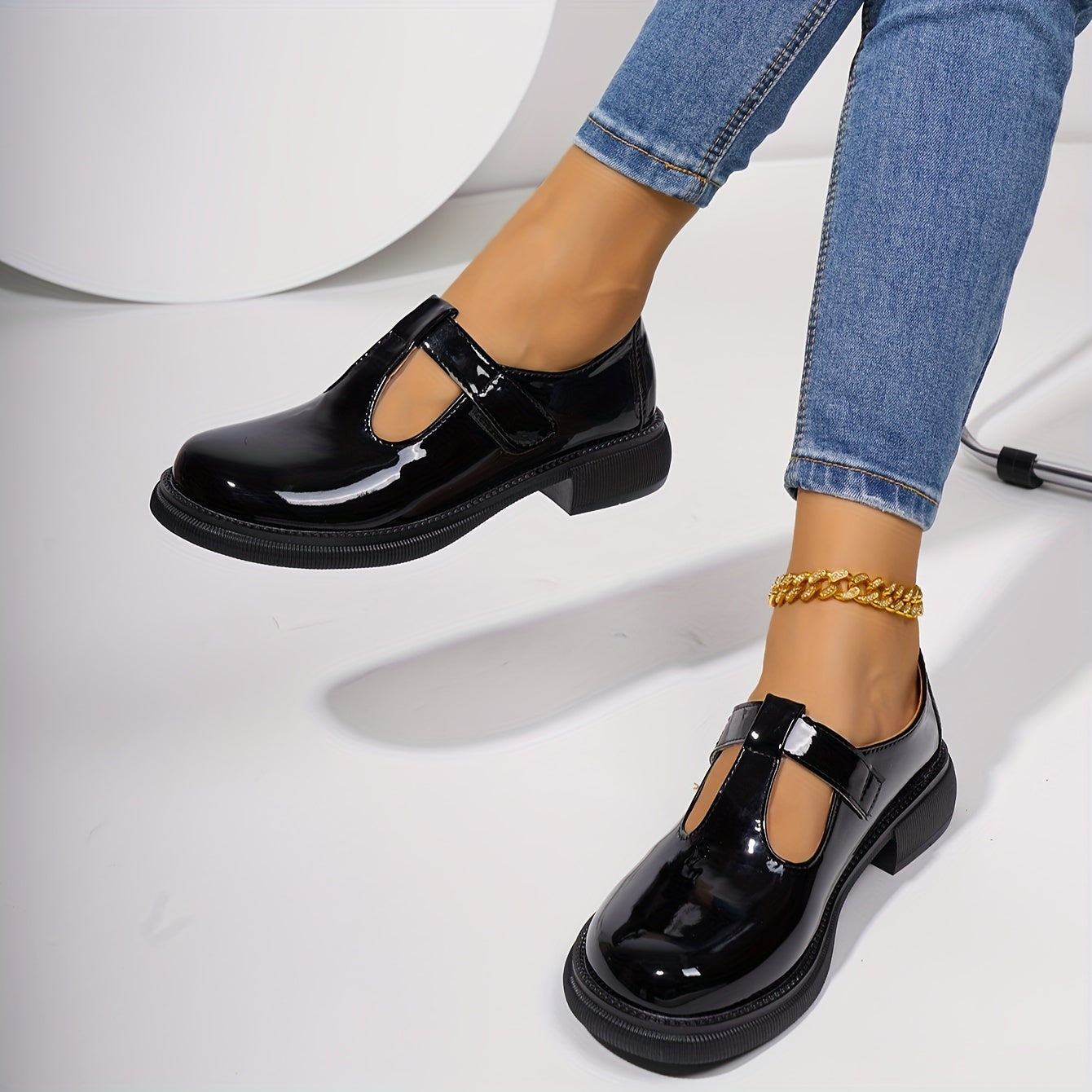 Zapatos planos de mujer en negro tipo Mary Jane de cuero con punta redonda y suela de goma