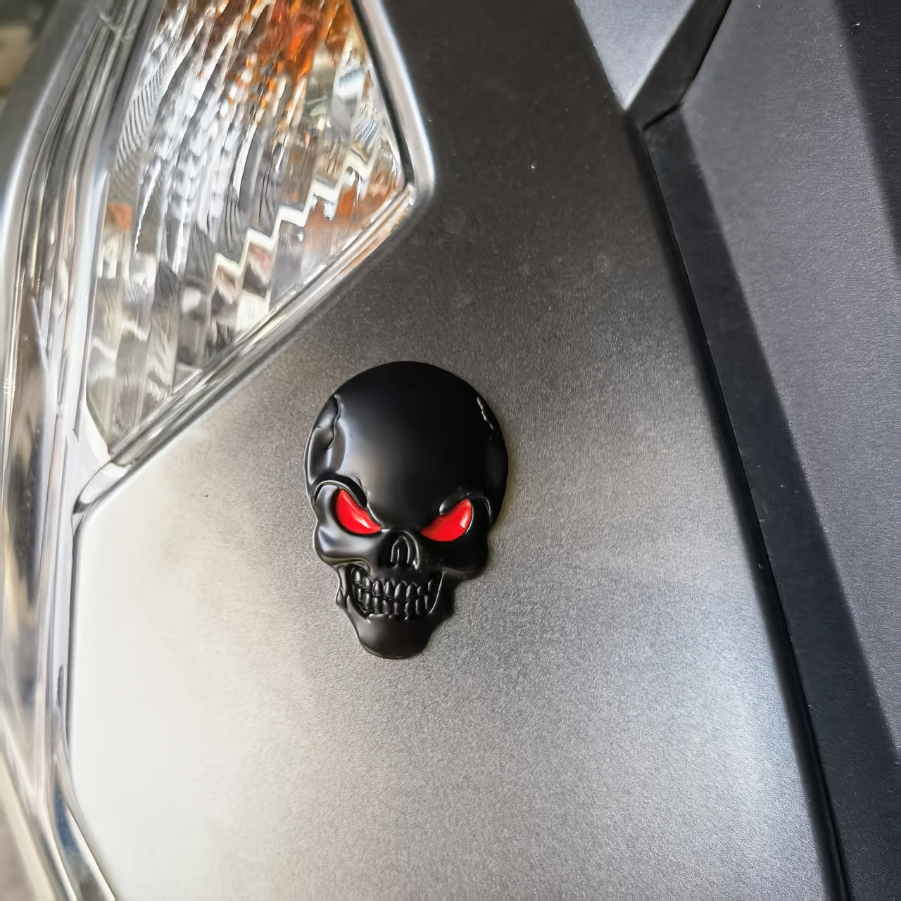 Emblema de coche calavera gótica de metal negro con ojos rojos, calcomanía duradera